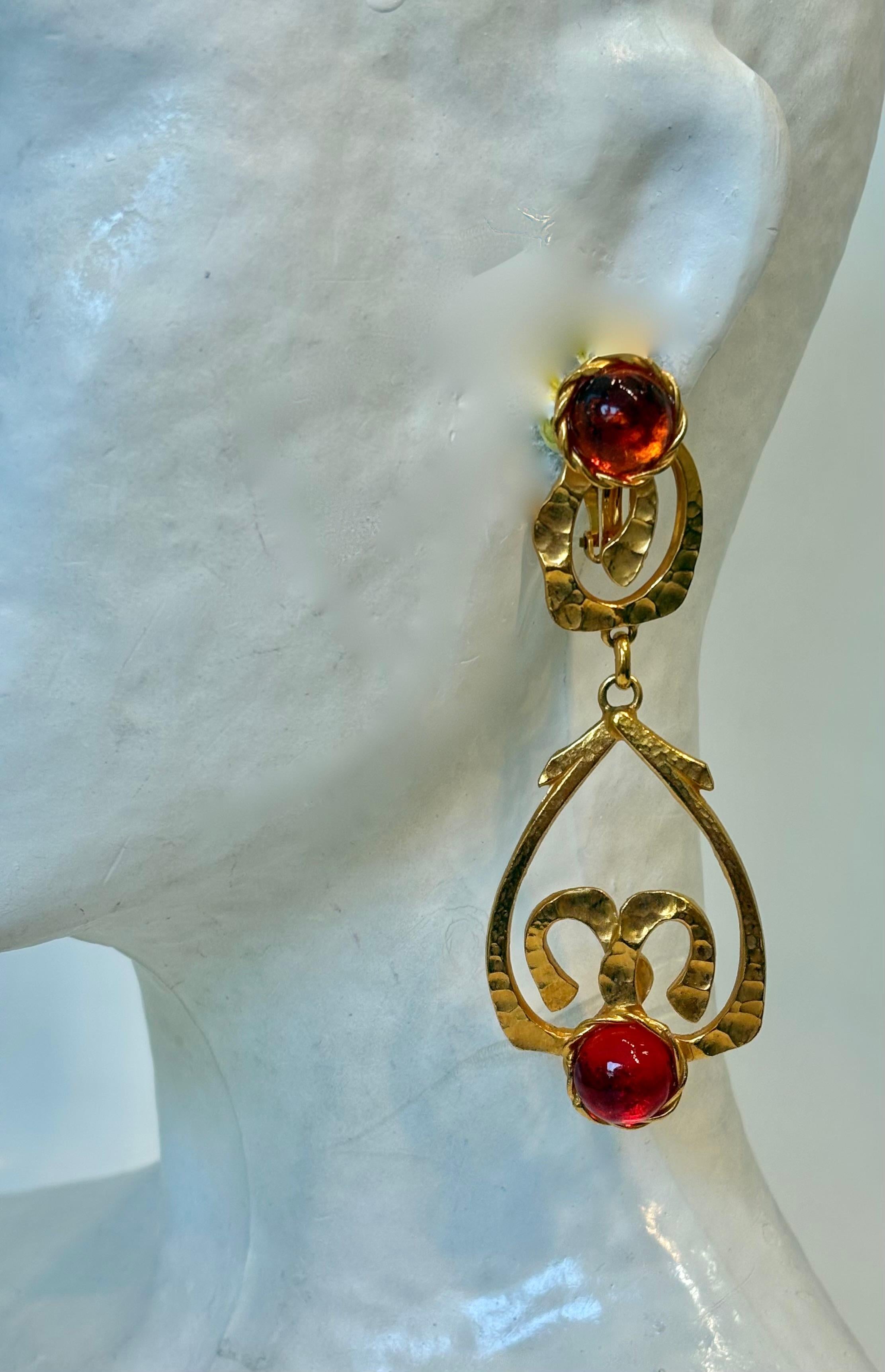 This piece is an exclusive co-creation between Isabelle K jewelry and Philippe Ferrandis.
His  sources of inspiration are diverse; nature, history, civilizations serve as starting point for his creations, which combine a demanding work of metals and