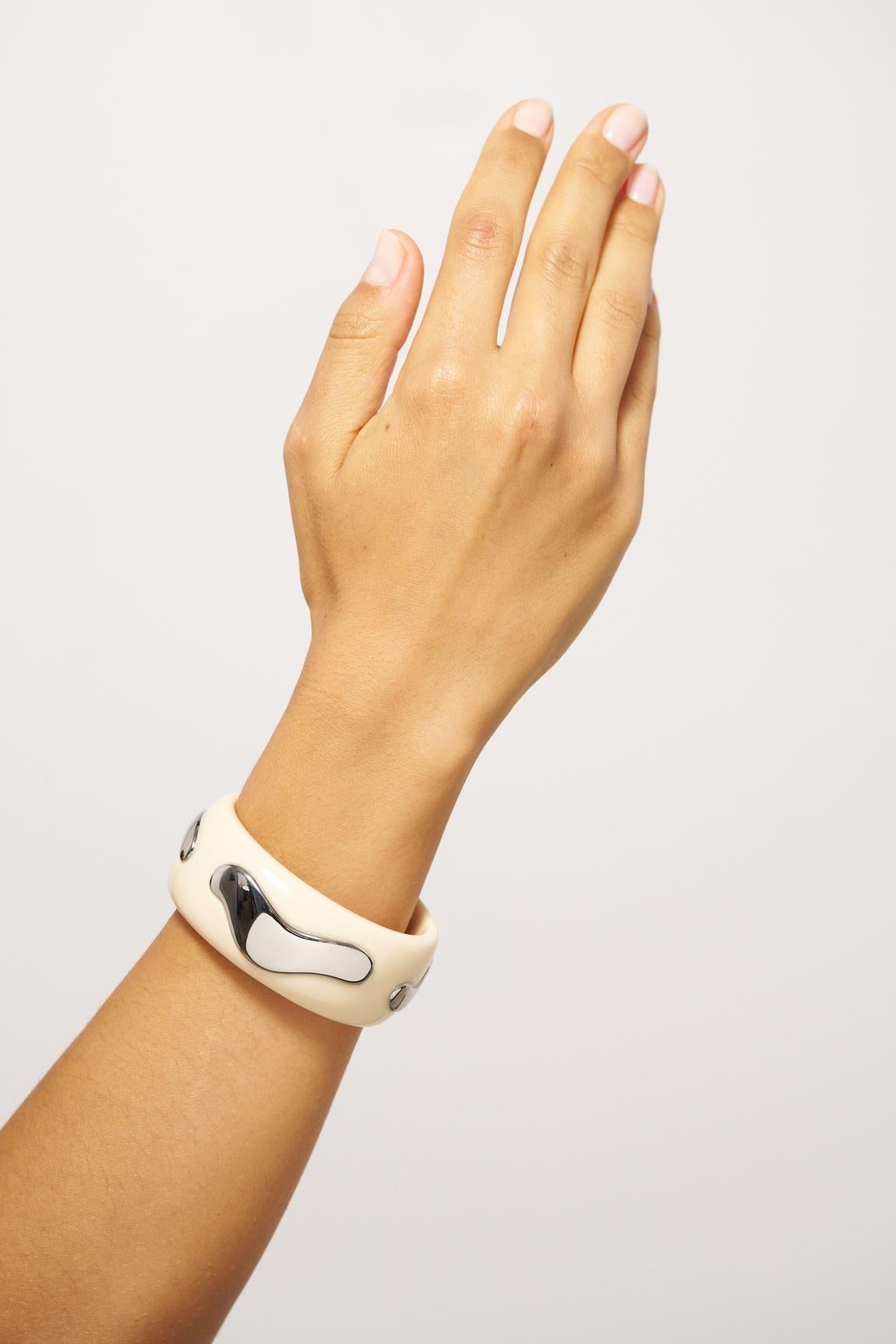 Philippe Ferrandis Bracelet jonc Waves en blanc et or en vente 3