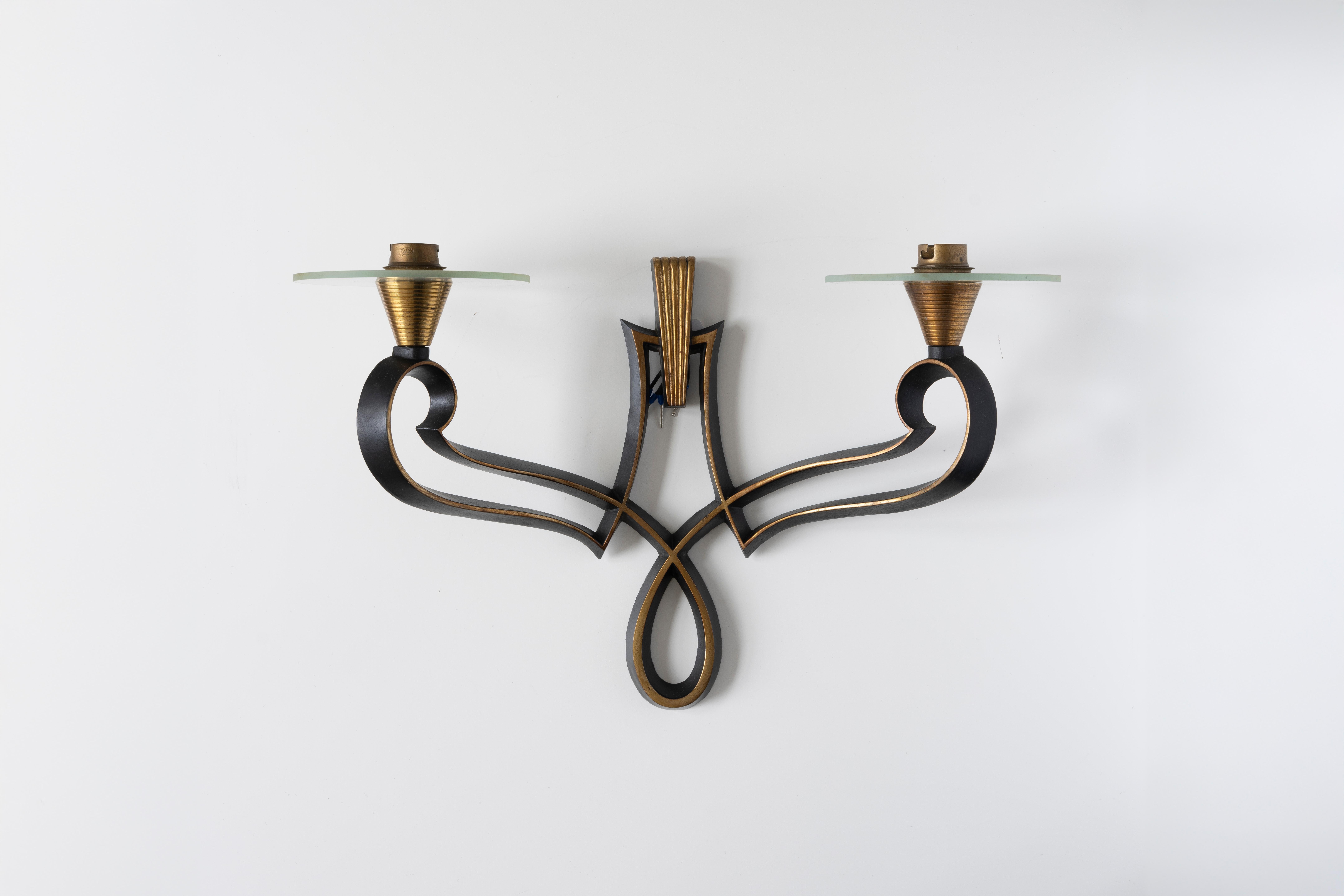 Entdecken Sie die Faszination des zeitlosen Designs mit diesem bezaubernden Paar Wandleuchten von Philippe Genet und Lucien Michon. Die anmutig geschwungenen Arme mit dem satinierten weißen Glasdocht zeugen von exquisiter Handwerkskunst und bieten