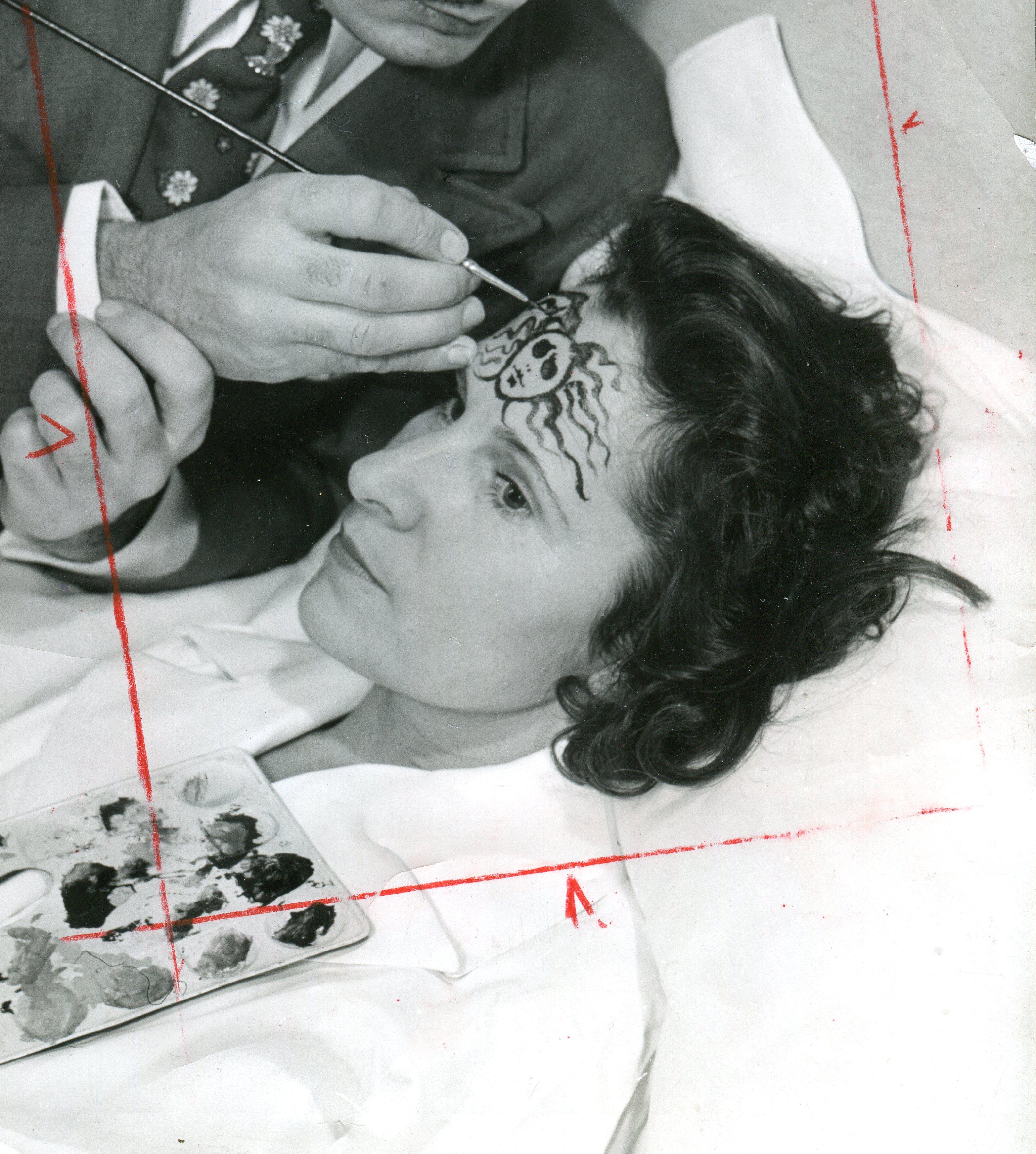Dalí está pintando la cabeza de medusas en la frente de Galas - Photograph Moderno de Philippe Halsman