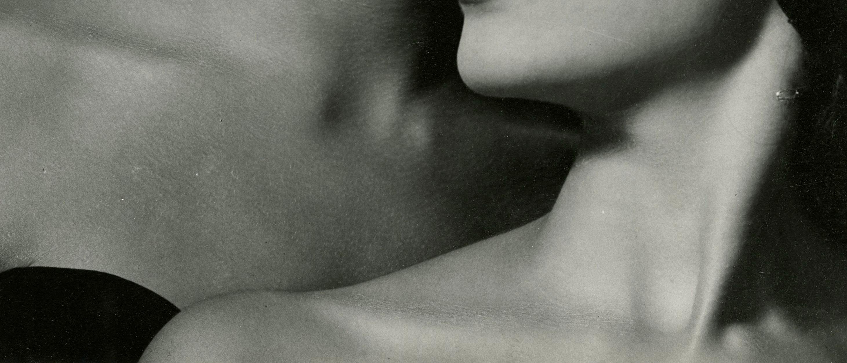 sin título (fotografía de moda de dos mujeres) - Figurative Photograph Gris de Philippe Halsman