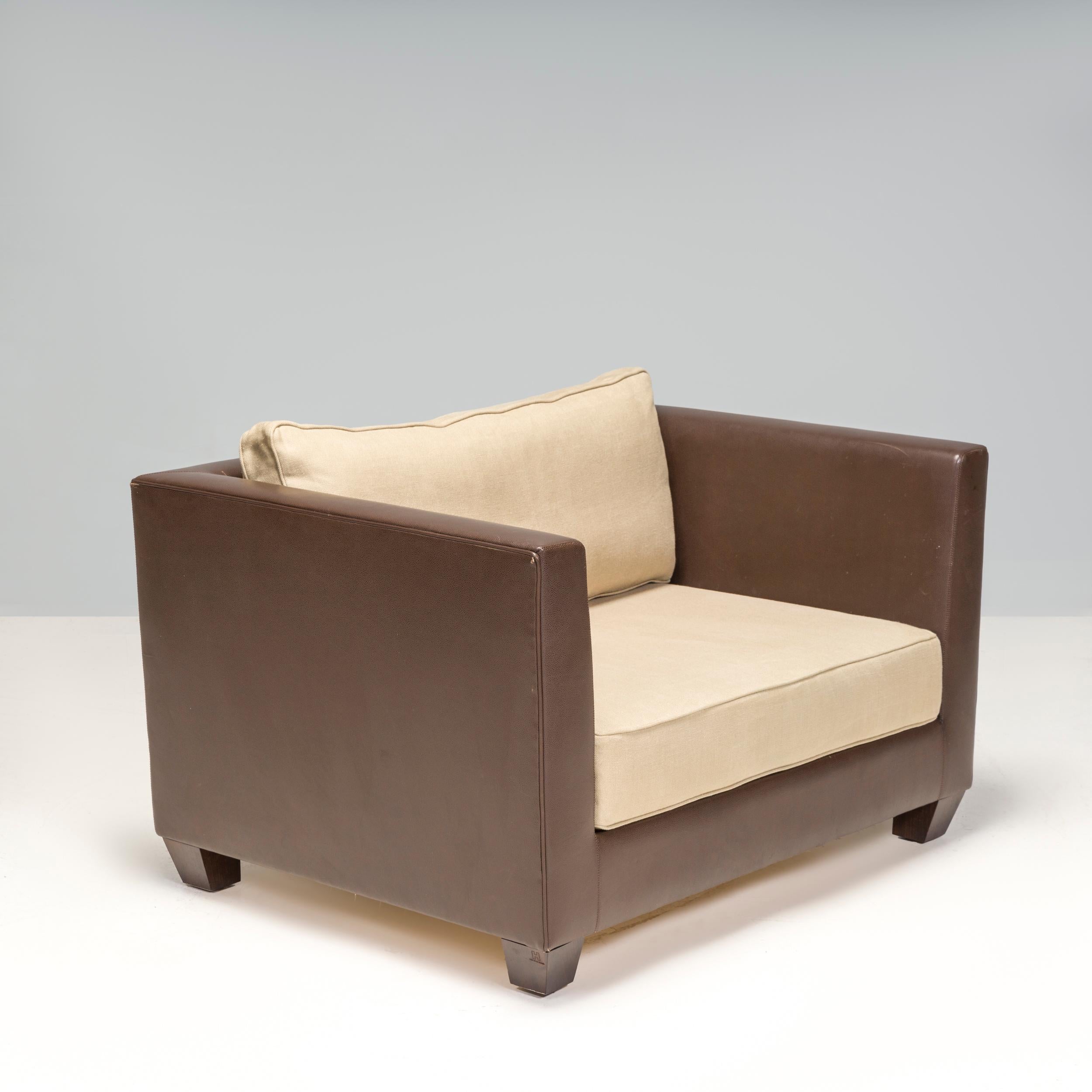 Questo design di Philippe Hurel ha una forma contemporanea e un aspetto versatile che si adatta a una vasta gamma di interni. Philippe Hurel vanta oltre 100 anni di creazione, artigianato e ispirazione. Questo raffinato divano con seduta in pelle è