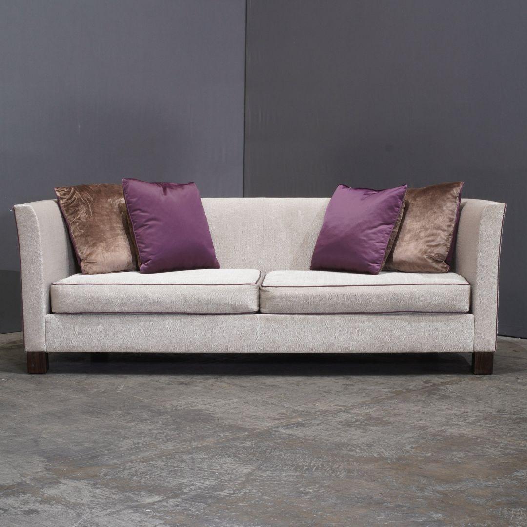 Il divano a 3 posti Philippe Hurrel combina un'eleganza moderna con un comfort superiore. Conosciuto per i suoi design sofisticati, Philippe Hurrel propone un divano dalle linee pulite e dai materiali di alta qualità, perfetto per valorizzare