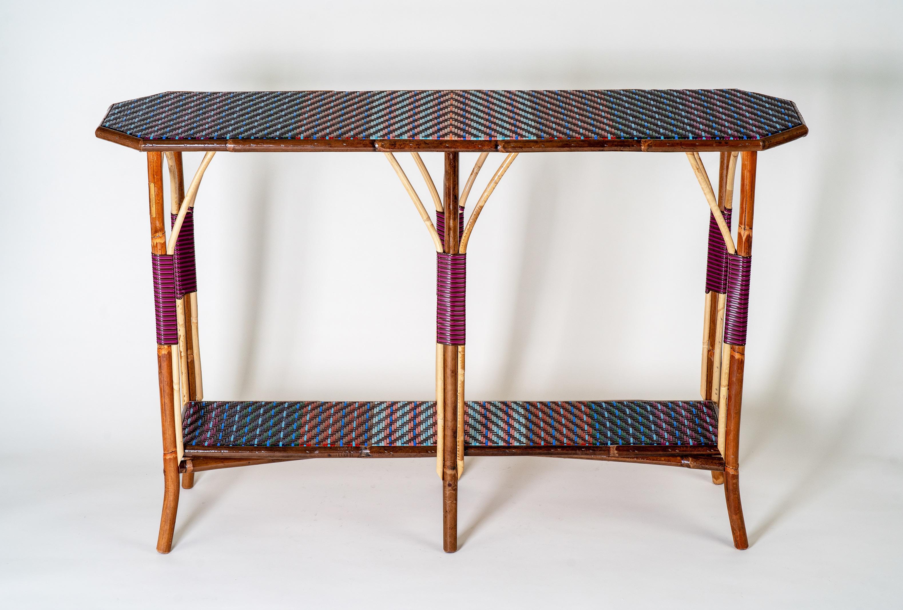 Philippe Design/One Maison est une maison de meubles française qui se consacre à la fabrication artisanale et au design dynamique. Fondée par le designer Philippe Model, la marque produit des meubles d'intérieur uniques tissés à la main - chaises,