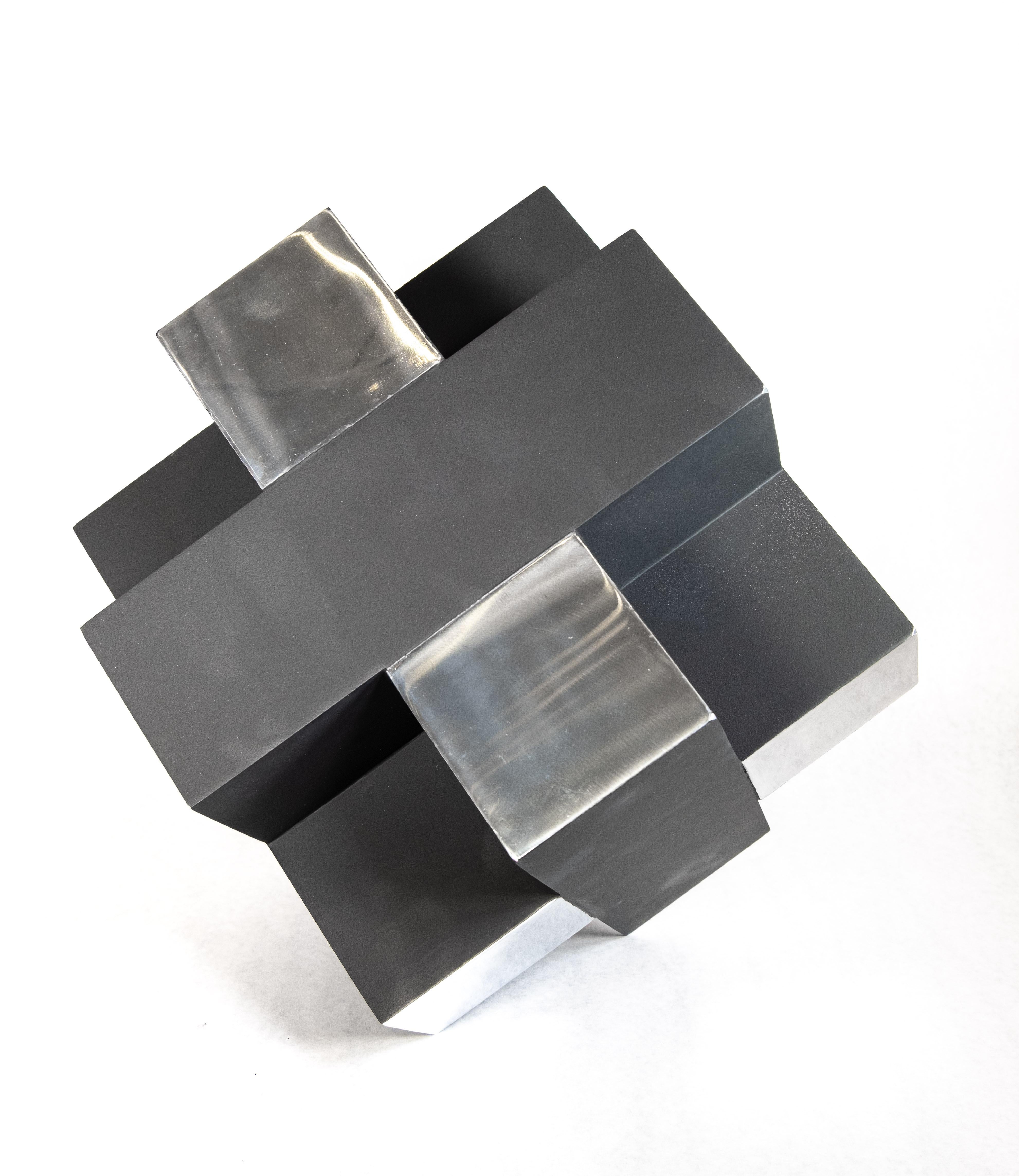 12 Inch Cube Black 1/10 - Modern, intersecting geometric, aluminum sculpture - Sculpture de Philippe Pallafray
