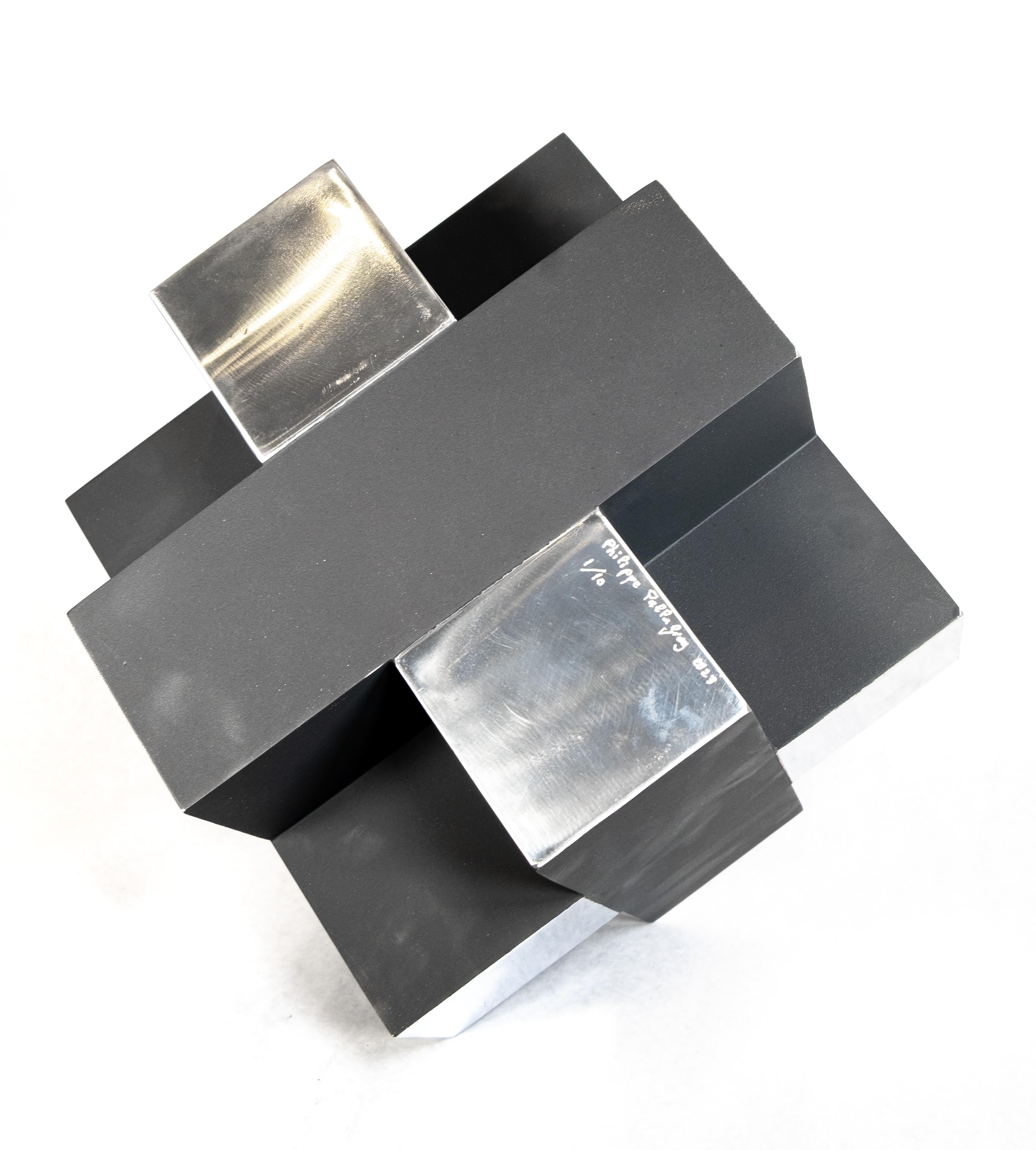 Cette sculpture de table moderne de Philippe Pallafray, qui ressemble à un Rubik's cube, est réalisée en aluminium noir mat et hautement poli, ce qui crée une image saisissante. L'artiste québécois est connu pour ses œuvres sculpturales expressives
