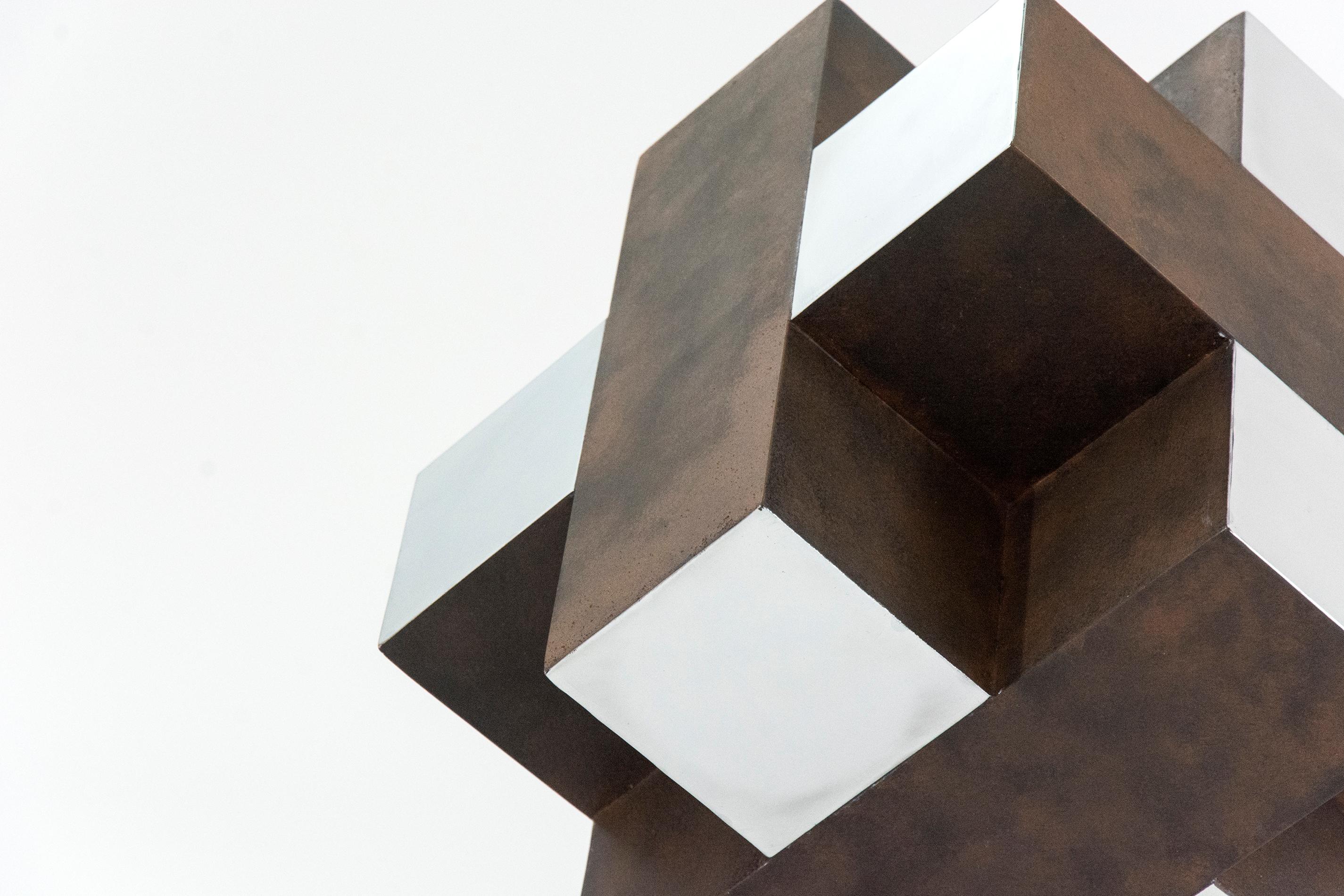 Cube Rust 2/10, géométrie entrecroisée, sculpture moderne en aluminium de 16 pouces - Contemporain Sculpture par Philippe Pallafray