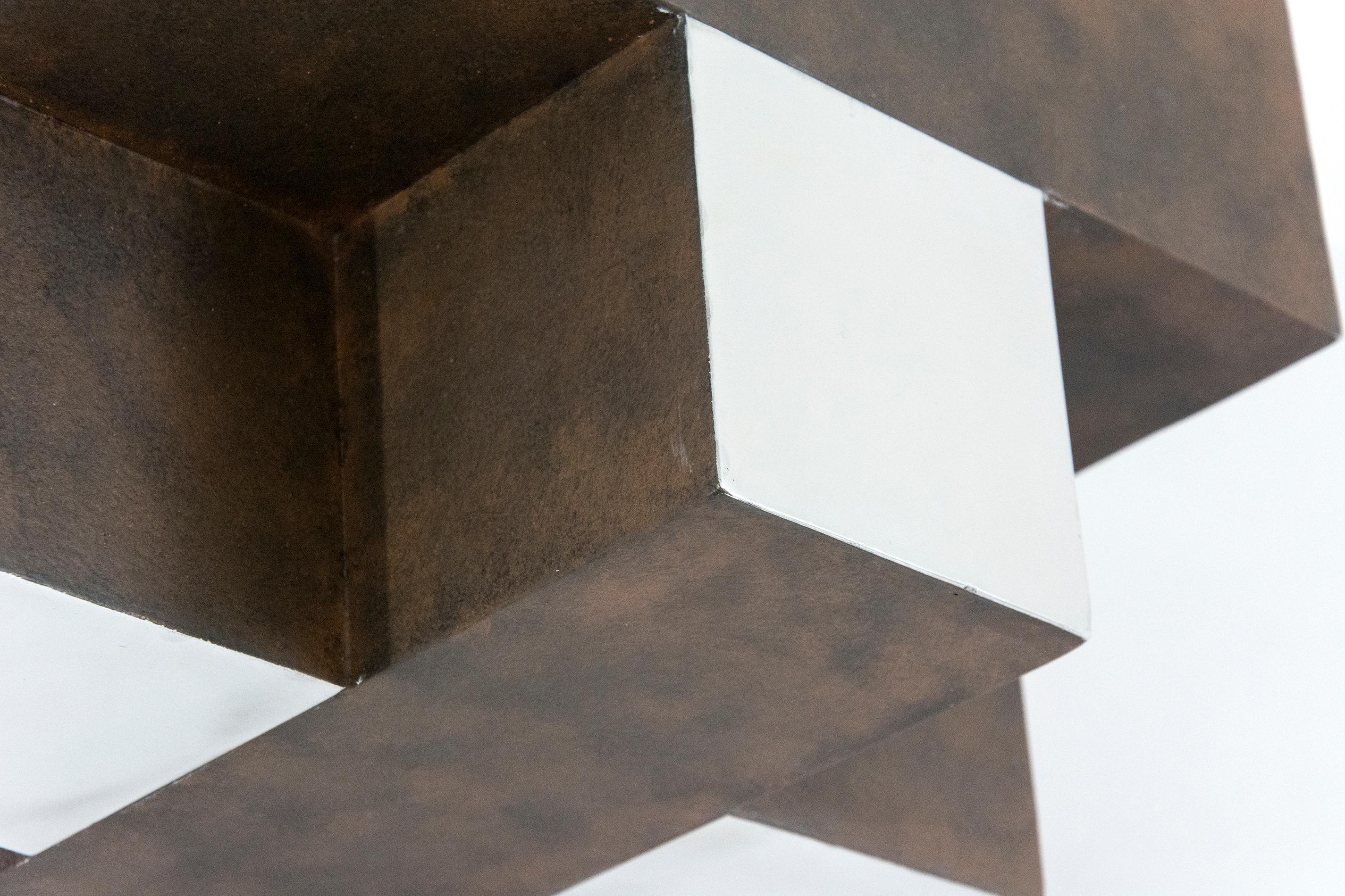 Cube Rust 2/10, géométrie entrecroisée, sculpture moderne en aluminium de 16 pouces - Gris Abstract Sculpture par Philippe Pallafray