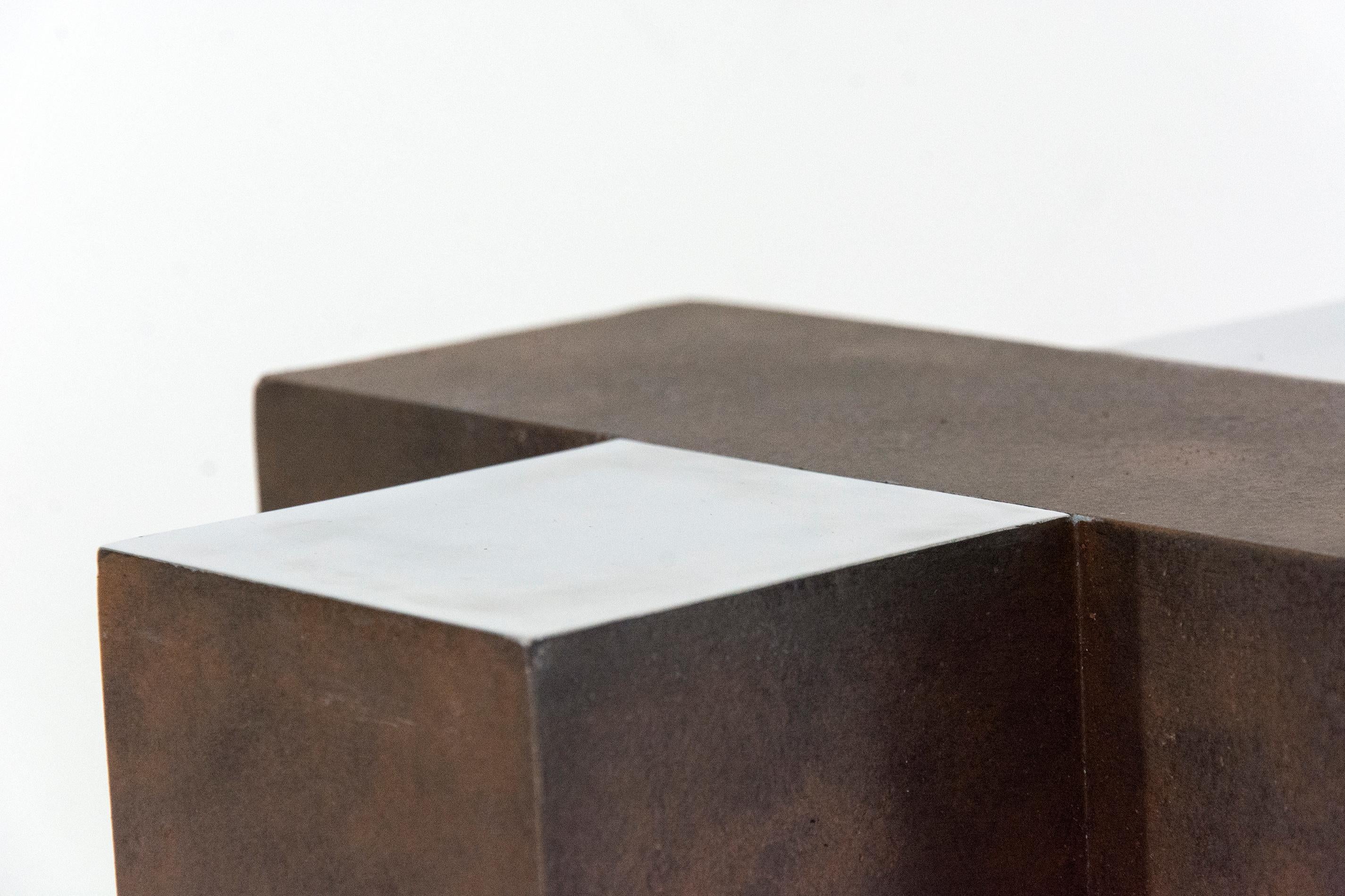 Des géométries entrecroisées dans une patine brun rouille et de l'aluminium poli forment un ensemble dynamique dans cette sculpture moderne de Philippe Pallafray. Cette pièce est le numéro 2 d'une édition de 10 exemplaires. Il est disponible sur