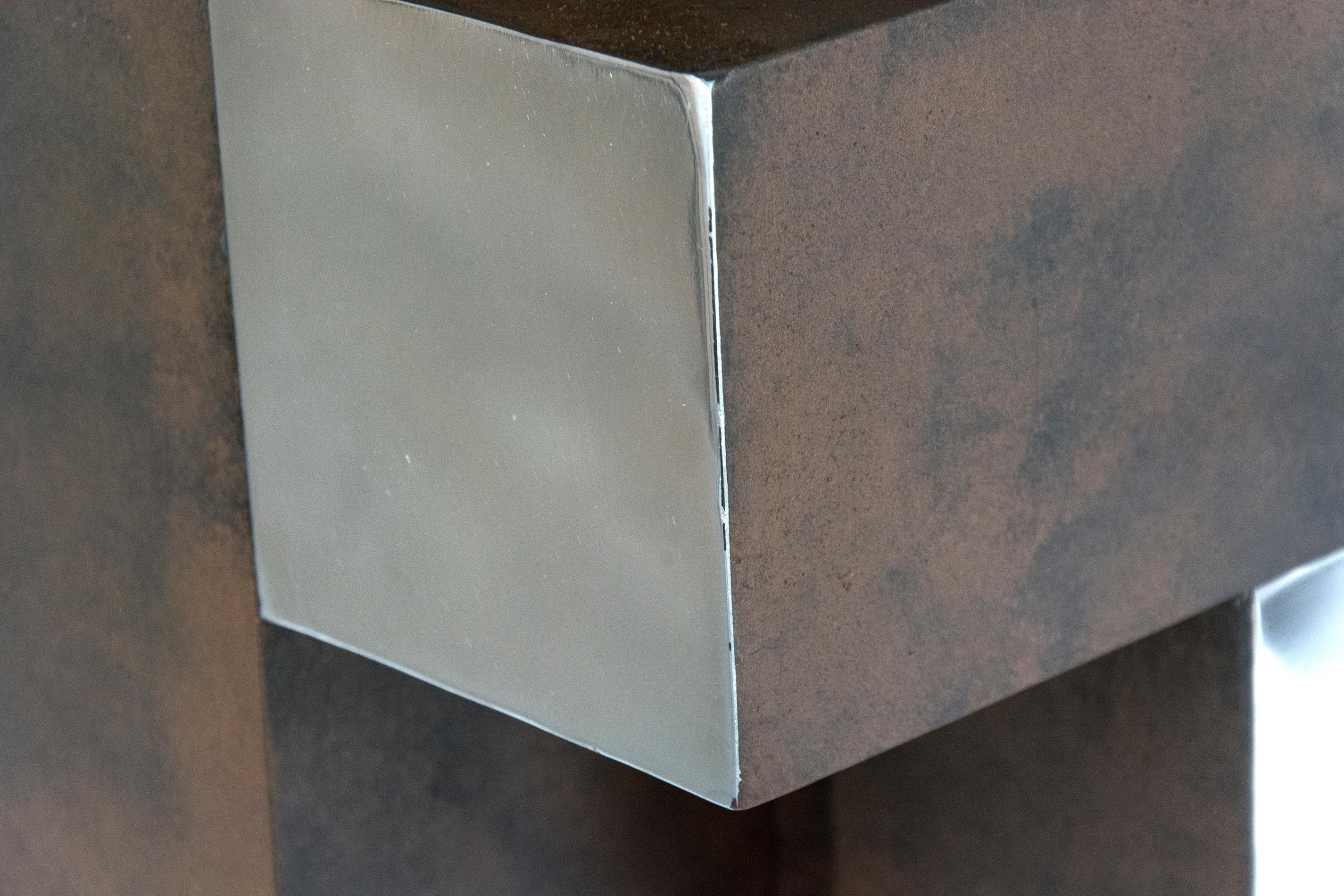 Cube Rust 2/10, géométrie entrecroisée, sculpture moderne en aluminium de 16 pouces en vente 1
