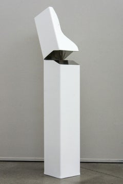 Athabasca White 1/10 - escultura alta, blanca, geométrica, moderna, de acero inoxidable