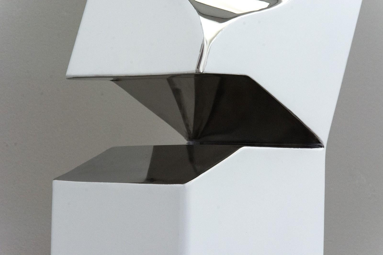 Athabasca - Sculpture blanche en acier inoxydable blanche de 1/10 cm de haut, blanche, géométrique, moderne en vente 3
