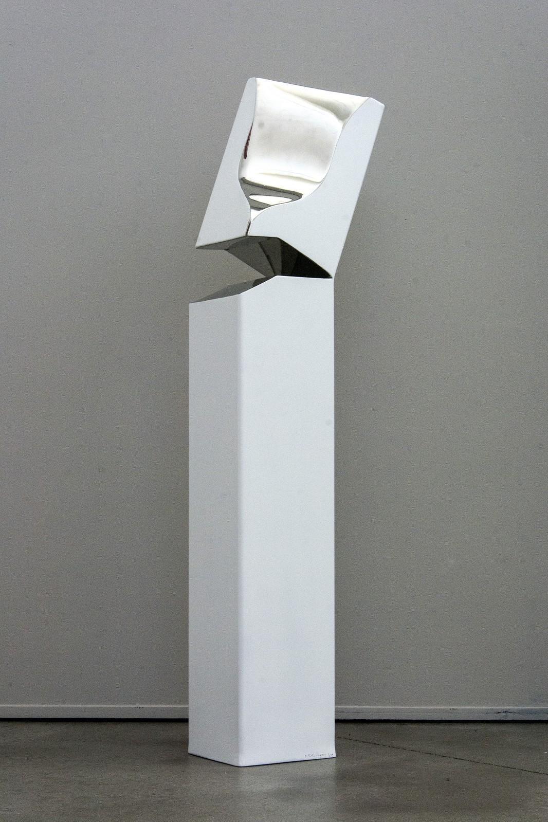 Athabasca White 1/10 - escultura alta, blanca, geométrica, moderna, de acero inoxidable