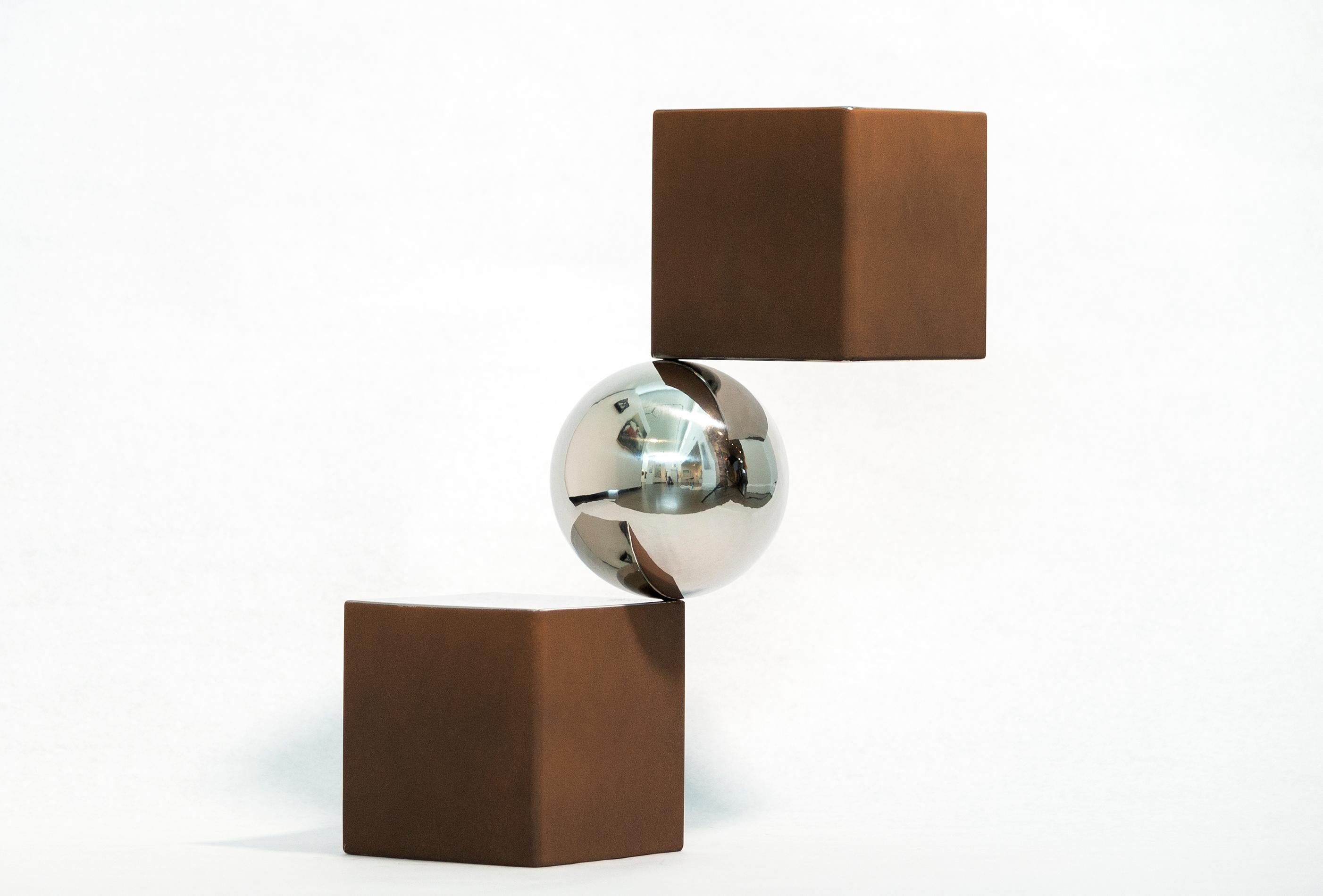Equilibre 2 tons 1/10 - sculpture géométrique abstraite, moderne, en aluminium poli - Contemporain Sculpture par Philippe Pallafray