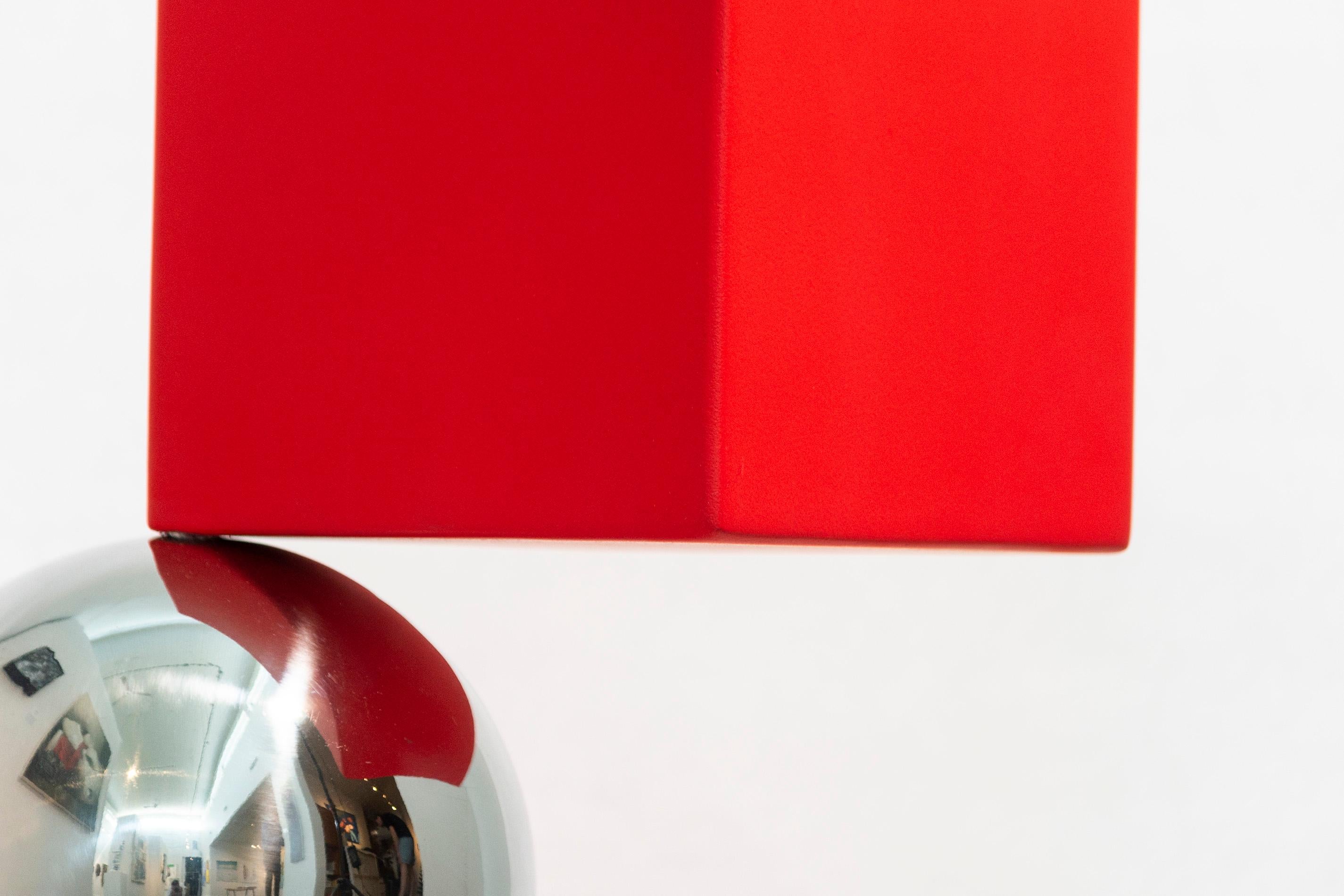 Equilibre 4/10 - rouge, géométrique abstrait, moderne, réfléchissant, sculpture en aluminium - Sculpture de Philippe Pallafray