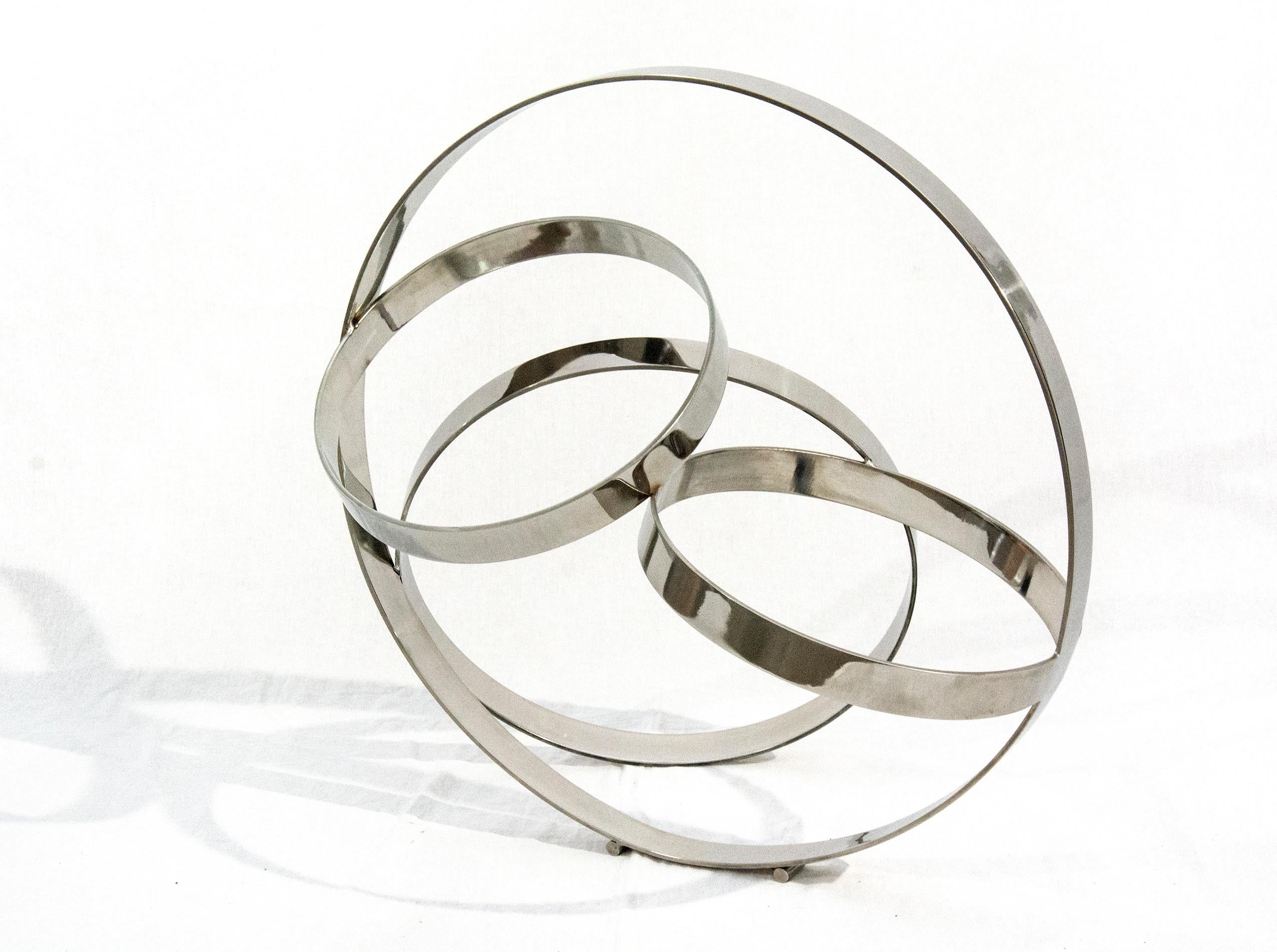 Polished stainless steel rings are curated into an elegant, minimalist composition by Philippe Pallafray. The title of the sculpture may translate as ‘no time’ or timeless suggesting that the intersecting circles are without end. This work is number