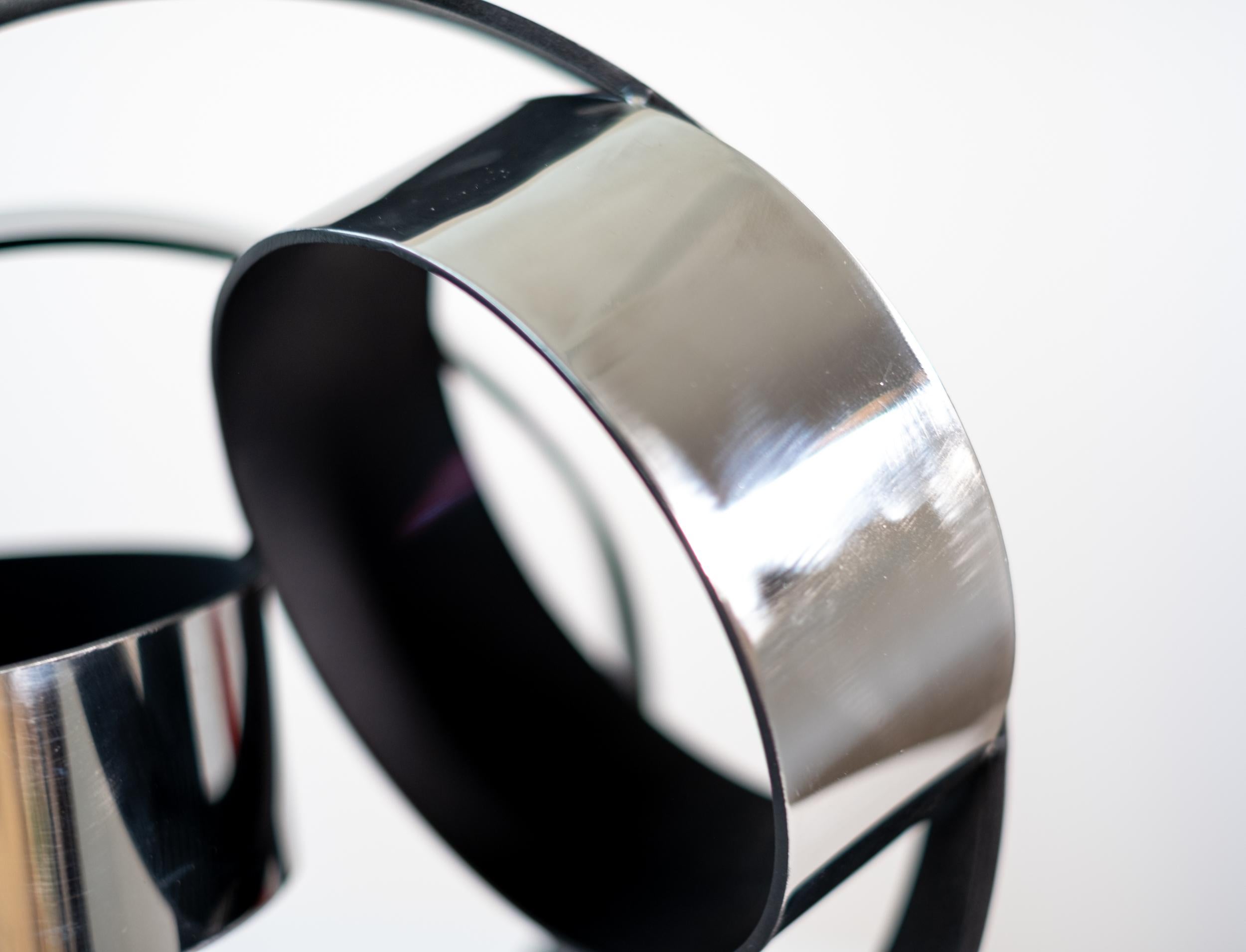 Four Ring Temps Zero Black 1/10 - scultura moderna, minimalista, in metallo per interni in vendita 5