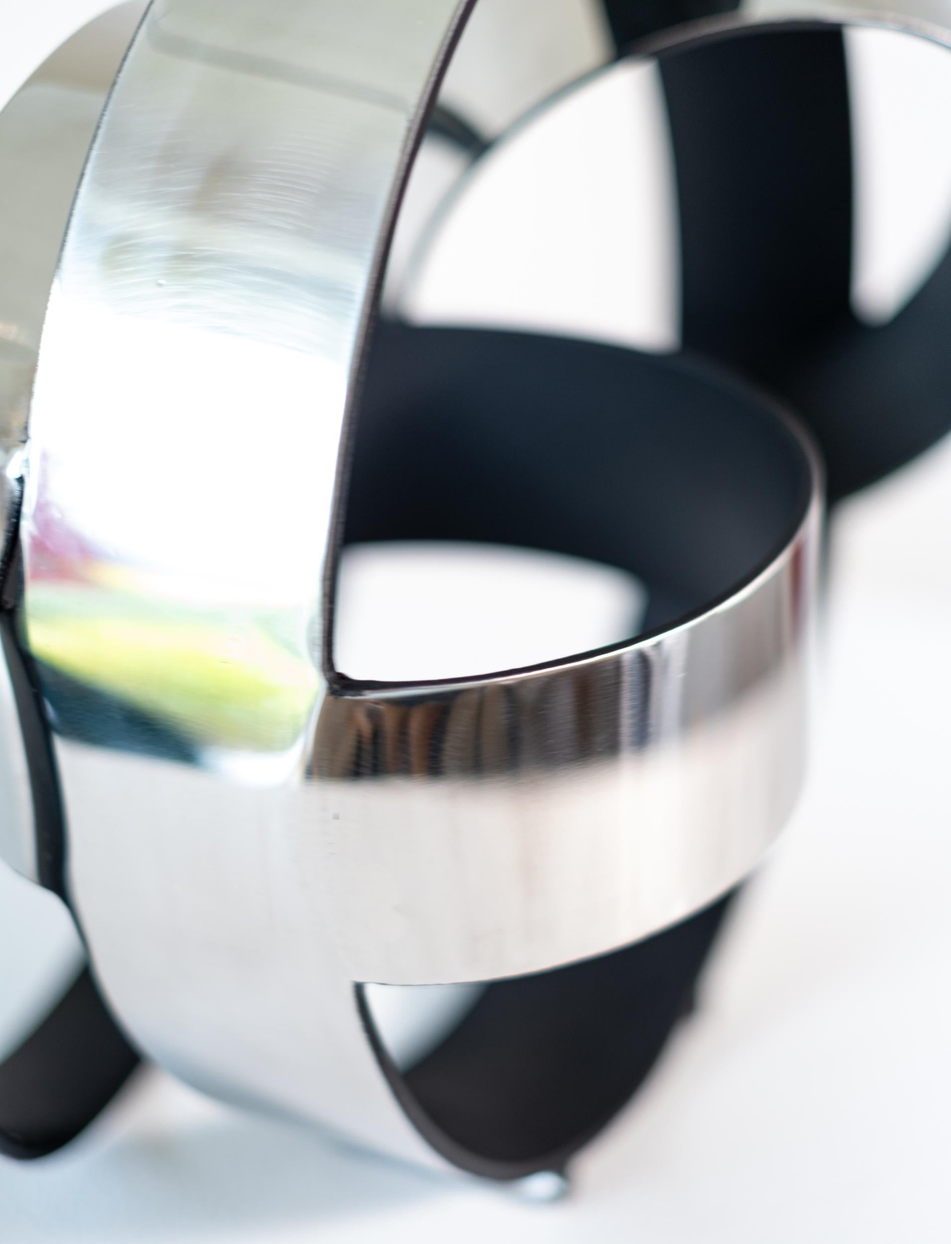 Four Ring Temps Zero Black 1/10 - scultura moderna, minimalista, in metallo per interni in vendita 8