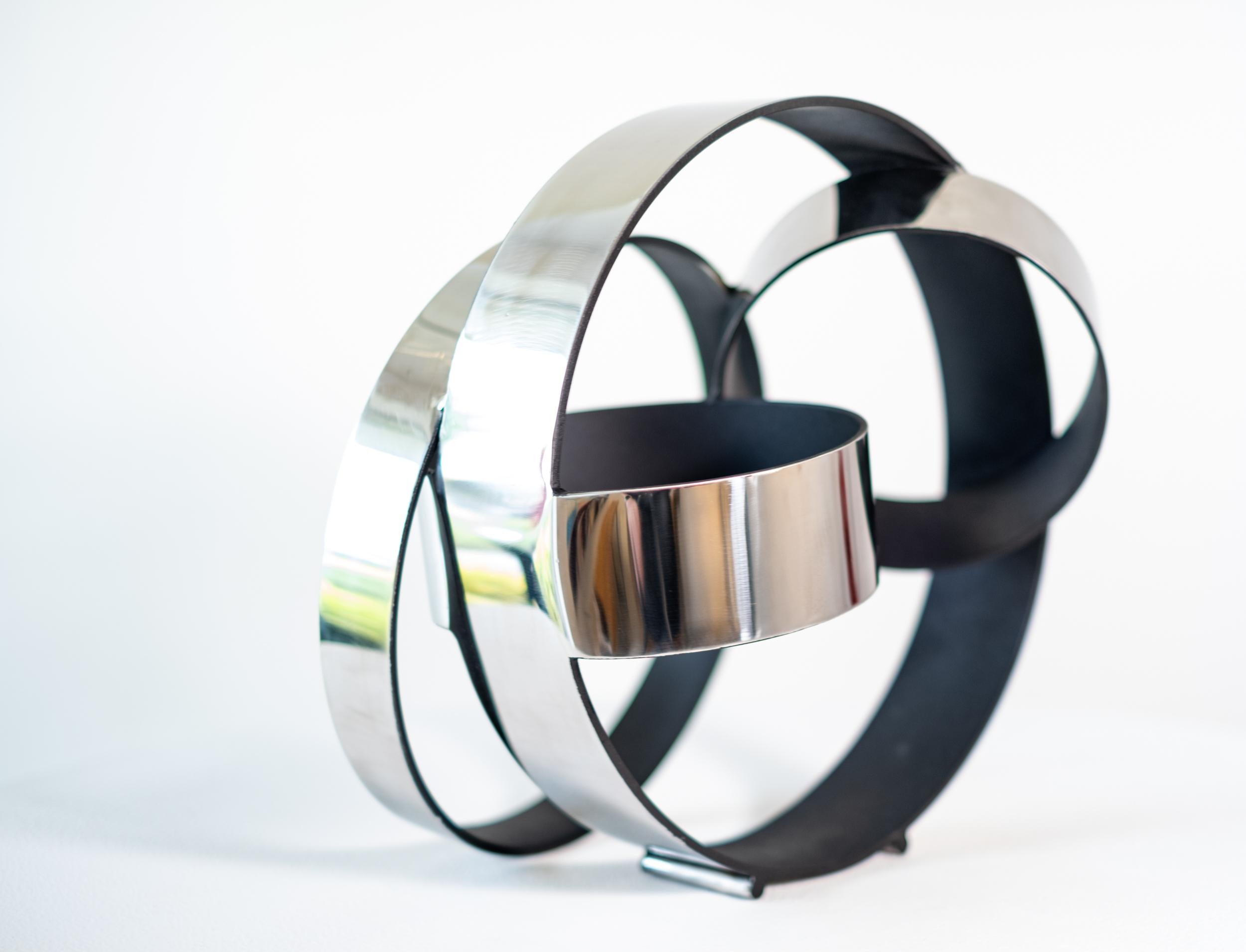 Four Ring Temps Zero Black 1/10 - scultura moderna, minimalista, in metallo per interni - Abstract Sculpture Nero di Philippe Pallafray