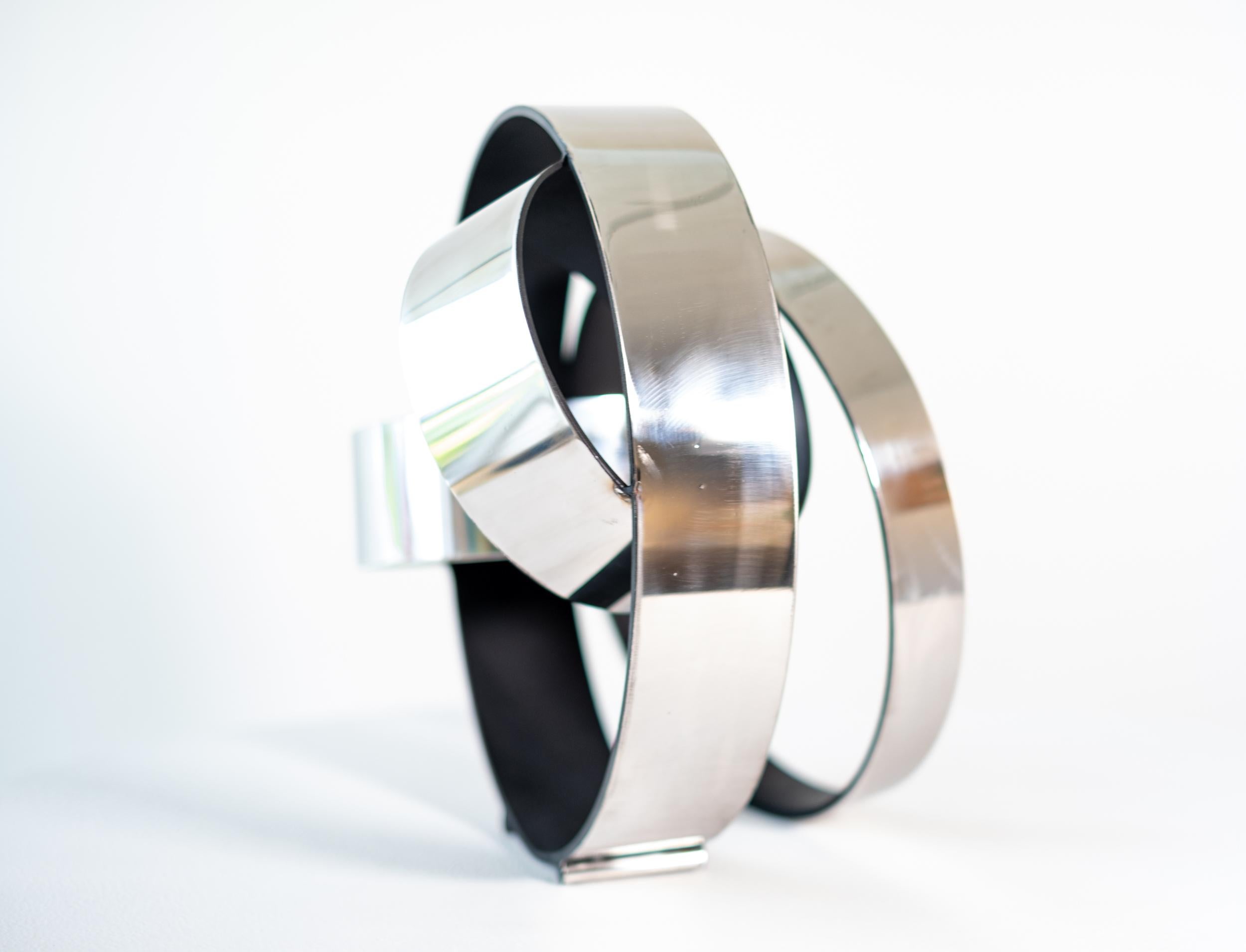 Four Ring Temps Zero Black 1/10 - scultura moderna, minimalista, in metallo per interni in vendita 1