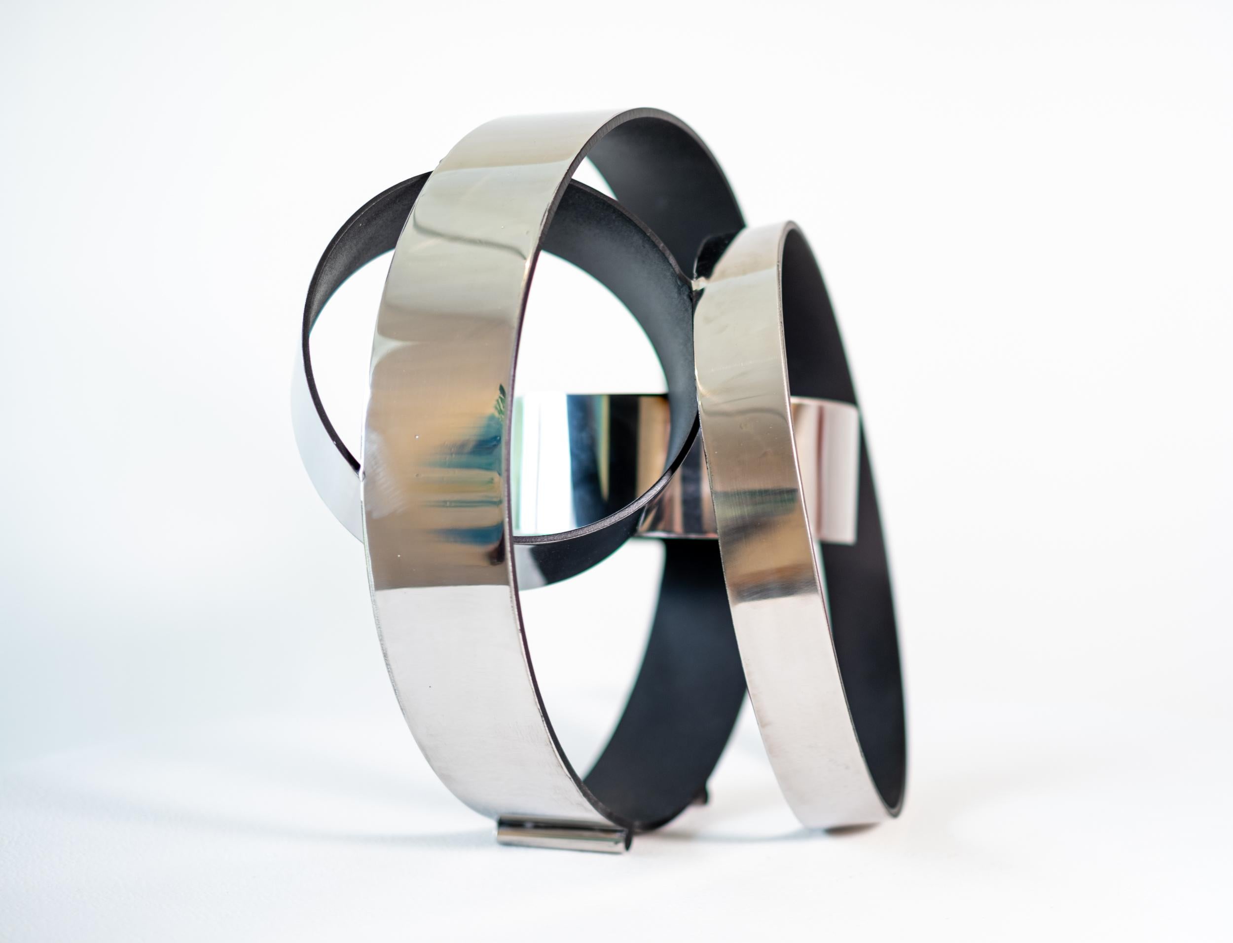 Four Ring Temps Zero Black 1/10 - scultura moderna, minimalista, in metallo per interni in vendita 2