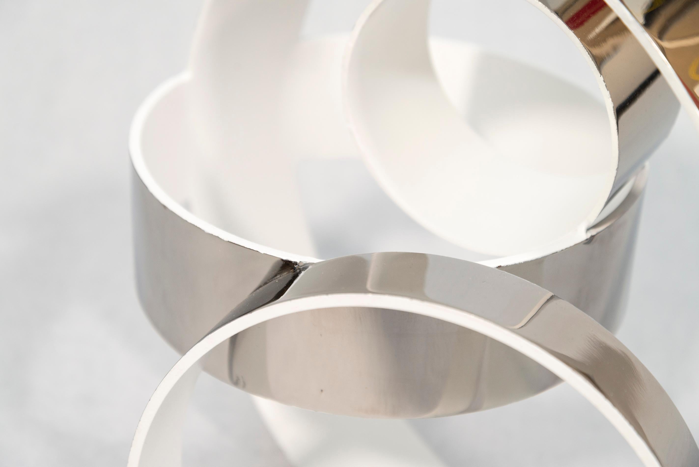 Quatre anneaux Temps Zero blancs 1/10 - abstrait, acier inoxydable, sculpture en vente 2