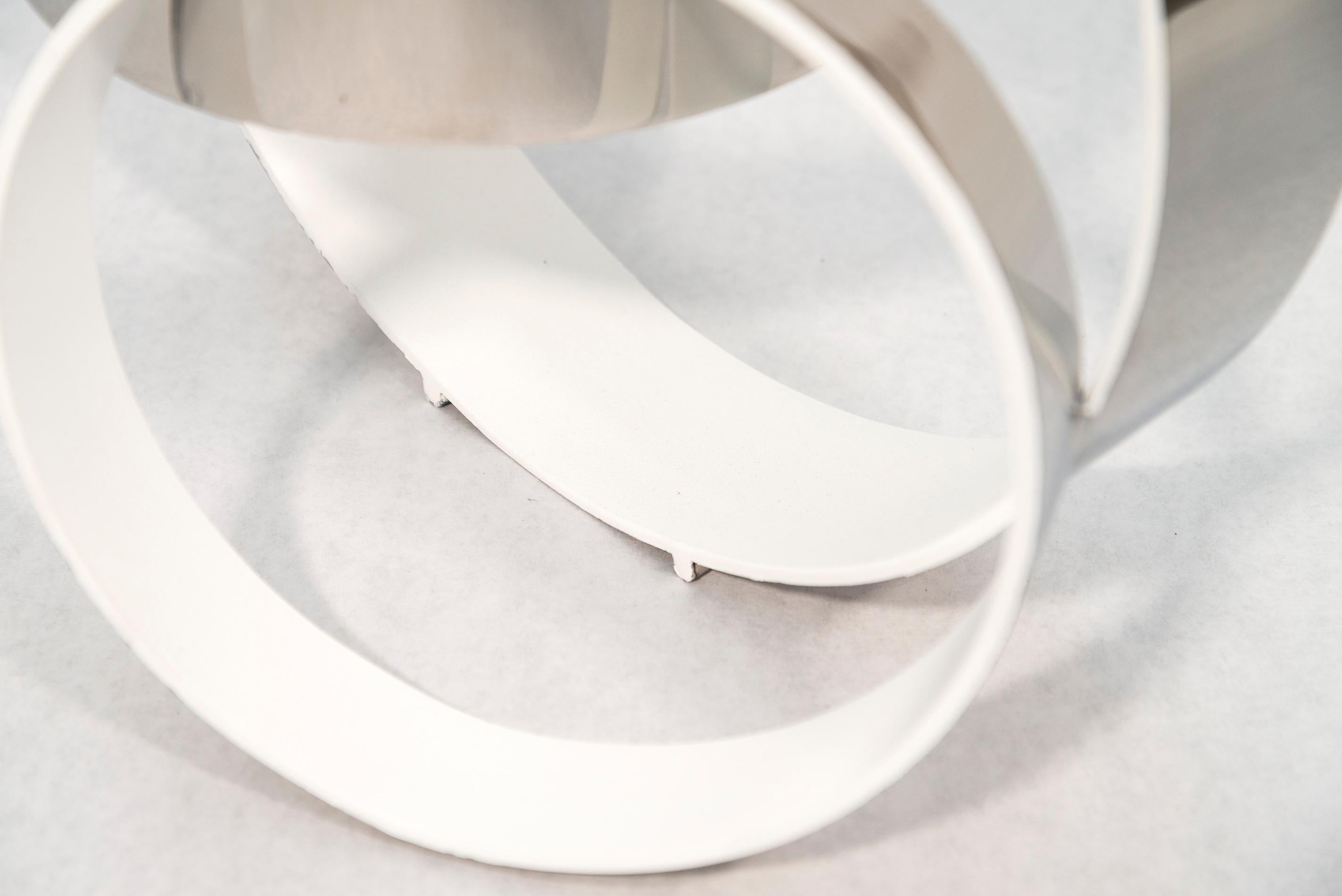 Quatre anneaux Temps Zero blancs 1/10 - abstrait, acier inoxydable, sculpture en vente 3