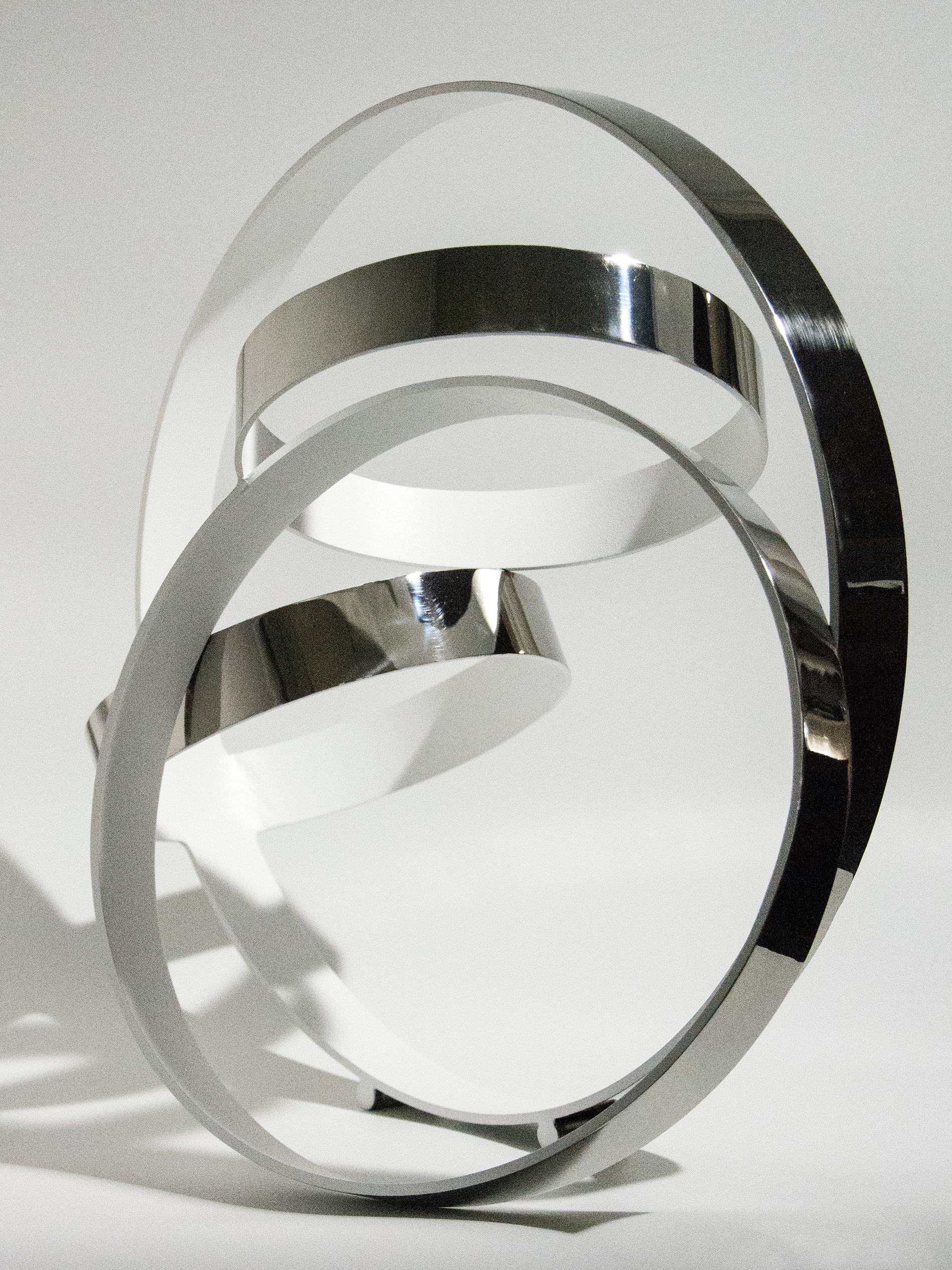 Four Ring Temps Zero White 3/10 - Stainless steel rings with white interior - Contemporary Sculpture by Philippe Pallafray