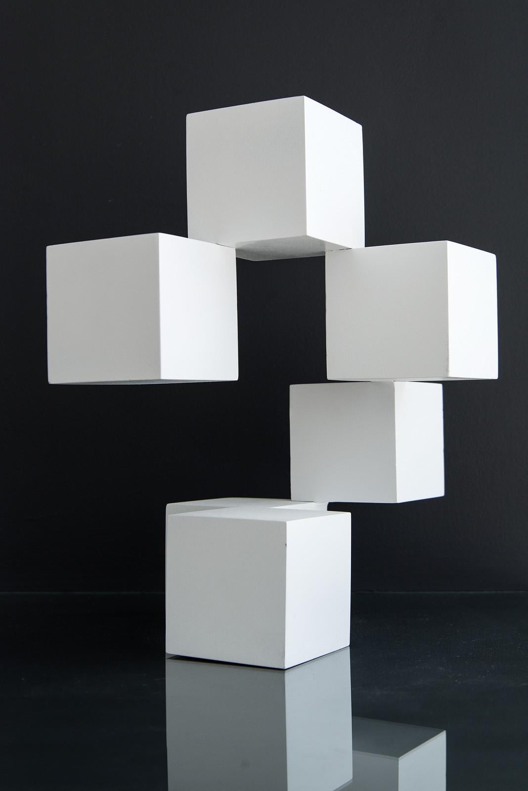 Dans cette intrigante nouvelle sculpture contemporaine du Québécois Phillips Pallafray, six cubes d'un blanc éclatant apparaissent comme suspendus dans l'espace. Chaque cube est attaché à un seul coin, soulignant la nature délicate et fragile de
