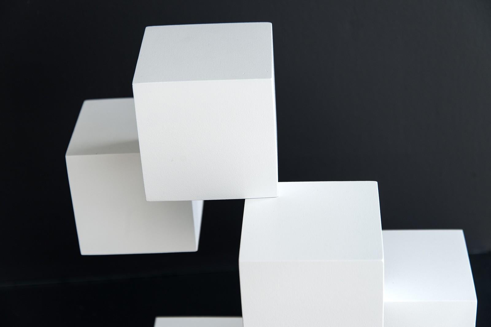 Fragile - blanche, géométrie entrecroisée, sculpture moderne en aluminium en vente 2