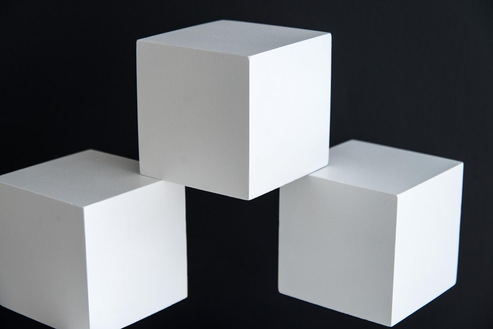 Fragile - blanche, géométrie entrecroisée, sculpture moderne en aluminium en vente 3