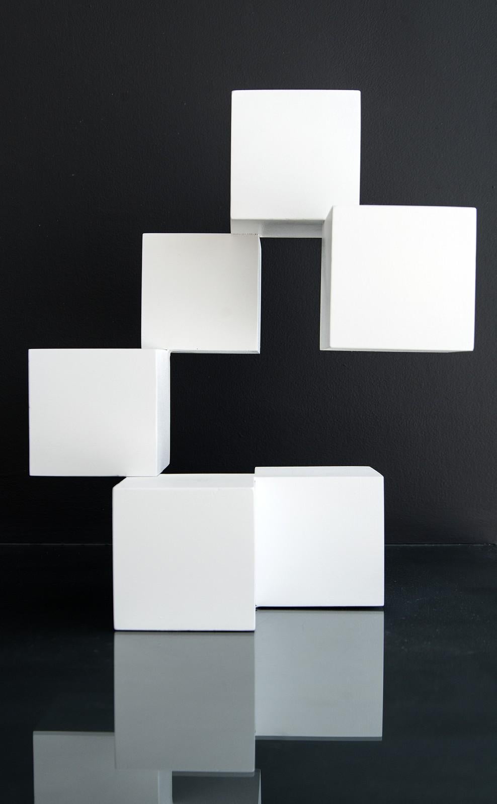 Fragile – weiße, sich kreuzende Geometrie, moderne Aluminiumskulptur