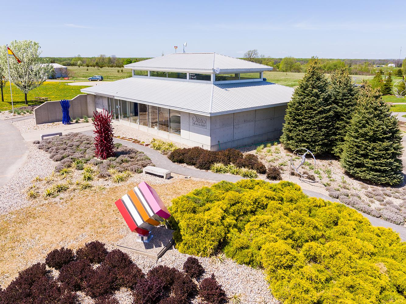 Le Cube - sculpture d'extérieur en acier peint, de grande taille, colorée et contemporaine en vente 4