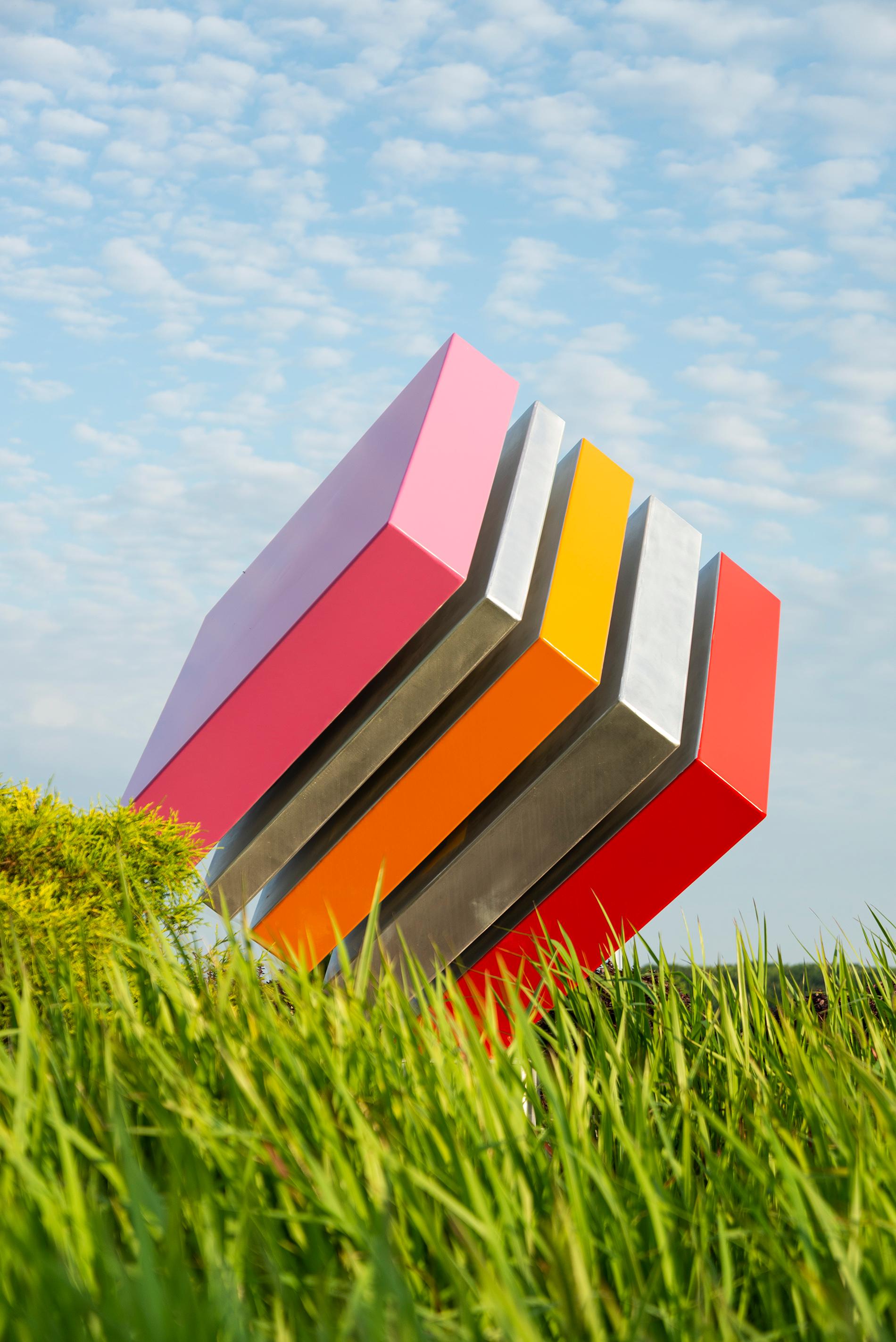 Le Cube - sculpture d'extérieur en acier peint, de grande taille, colorée et contemporaine en vente 5