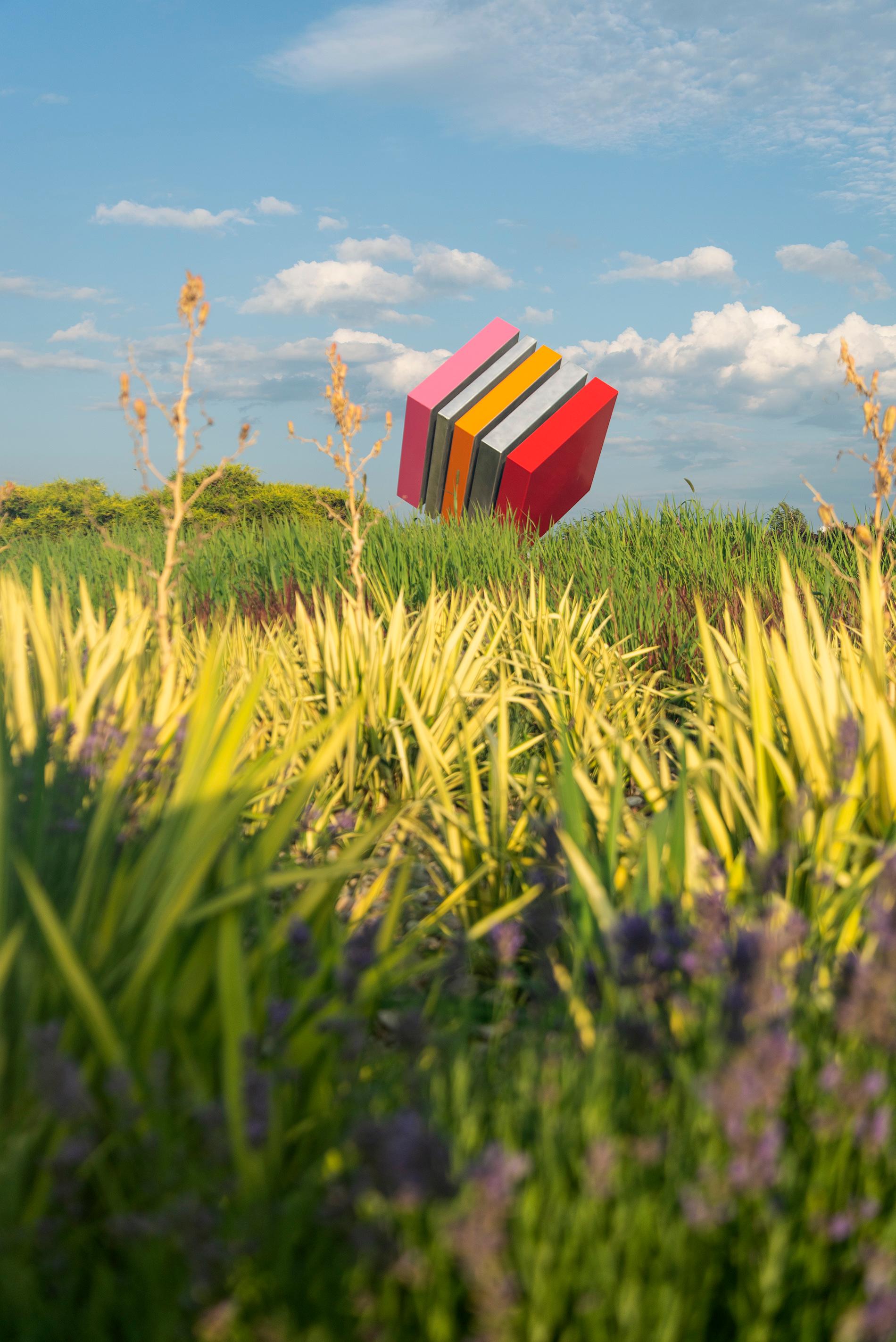 Le Cube - sculpture d'extérieur en acier peint, de grande taille, colorée et contemporaine en vente 6
