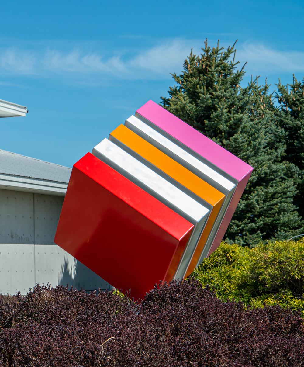 Le Cube - große, bunte, zeitgenössische Skulptur aus lackiertem Stahl für den Außenbereich