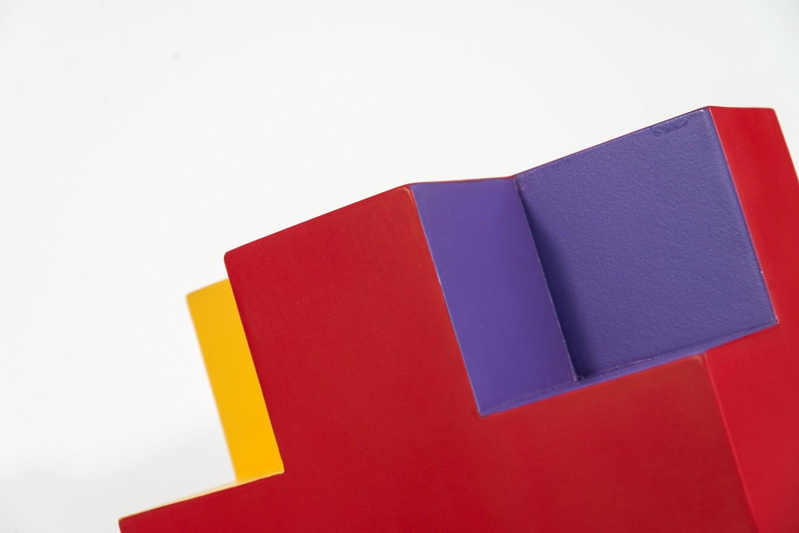 L'artiste québécois Phillipe Pallafray a utilisé plusieurs des couleurs du spectre - jaune, orange, rose, rouge et violet - pour créer une sculpture ludique et moderne ressemblant à un rubik's cube. Pallafray utilise des composants industriels -