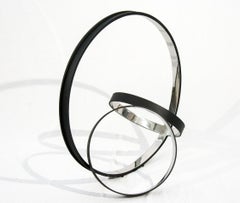 Temps Zero Schwarz 6/10 - Edelstahl, Ringe, Tischplatte, abstrakte Skulptur