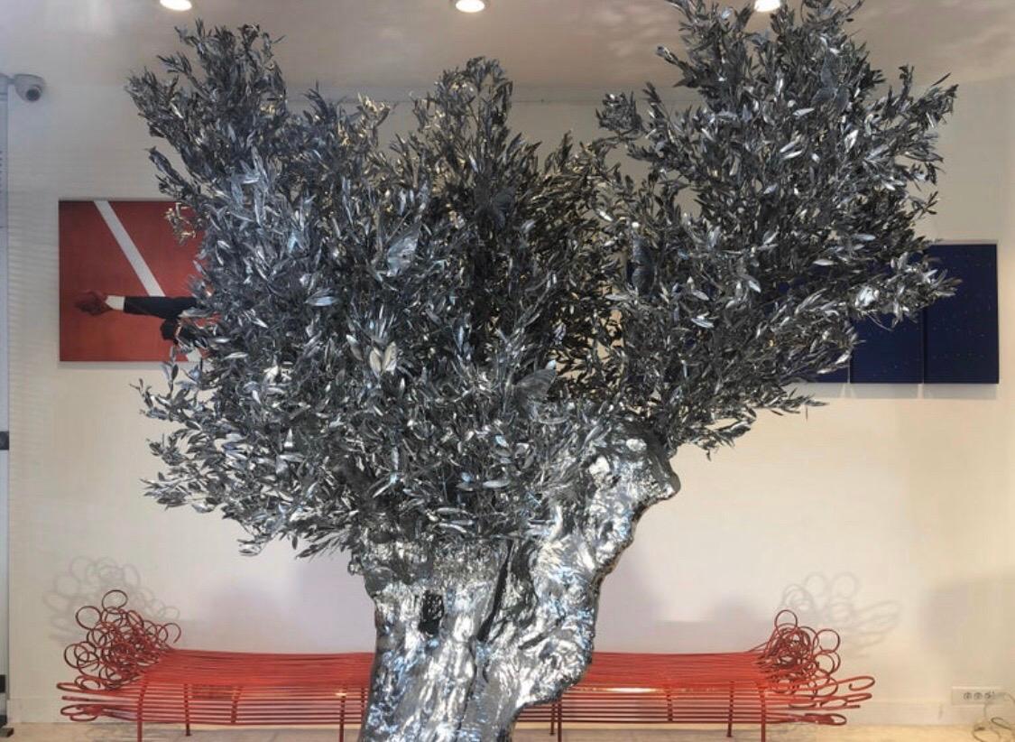 Monumentale arbre d'olivier:: crânes de vanité:: papillons:: sculpture de Philippe Pasqua 16
