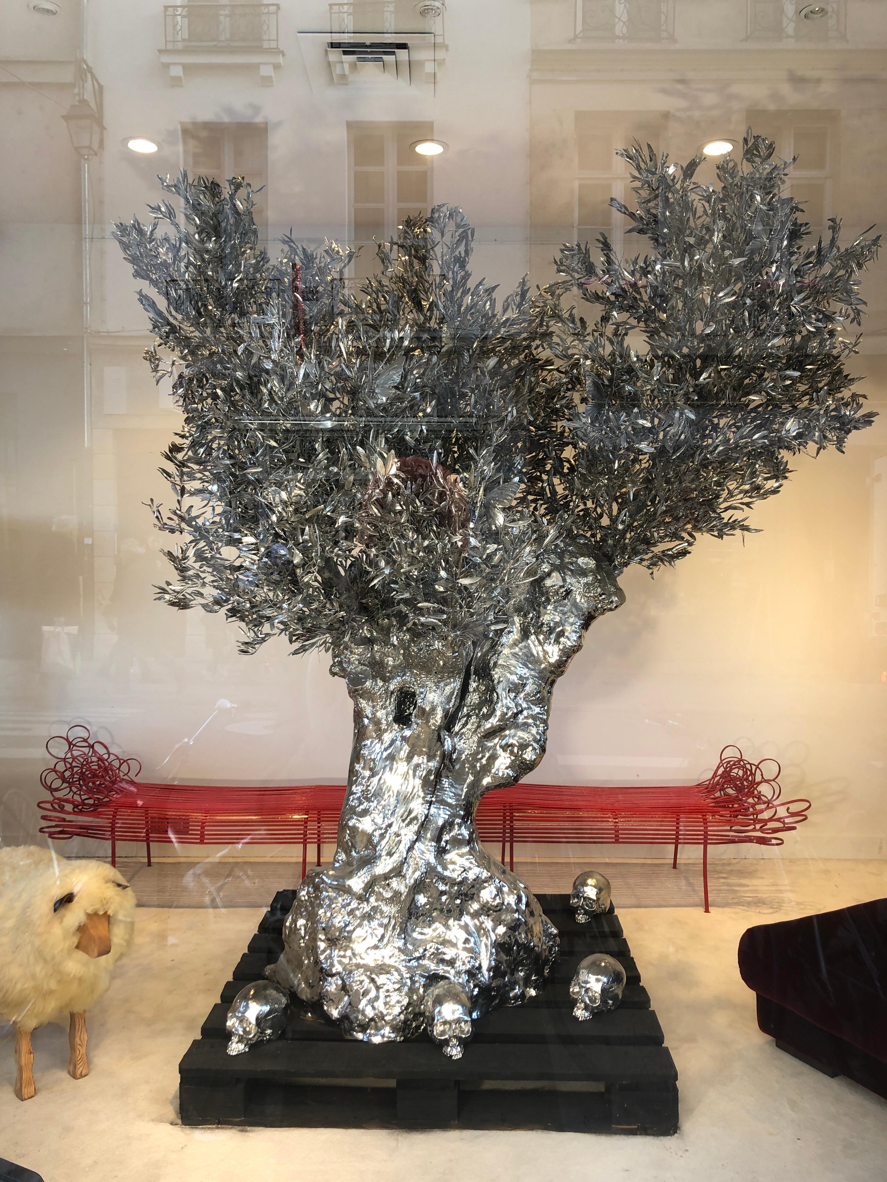 Monumentale arbre d'olivier:: crânes de vanité:: papillons:: sculpture de Philippe Pasqua 1