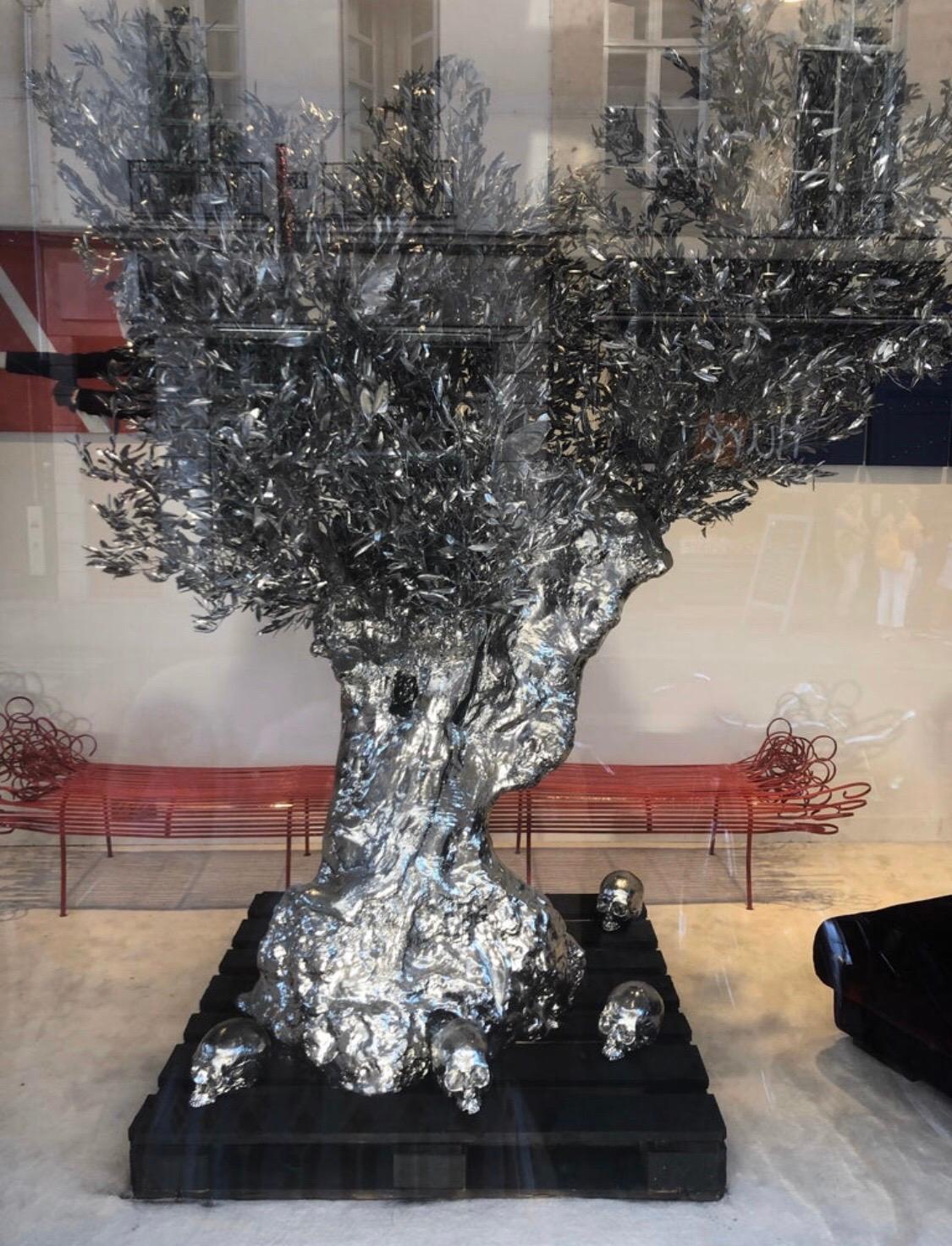 Monumentale arbre d'olivier:: crânes de vanité:: papillons:: sculpture de Philippe Pasqua 2