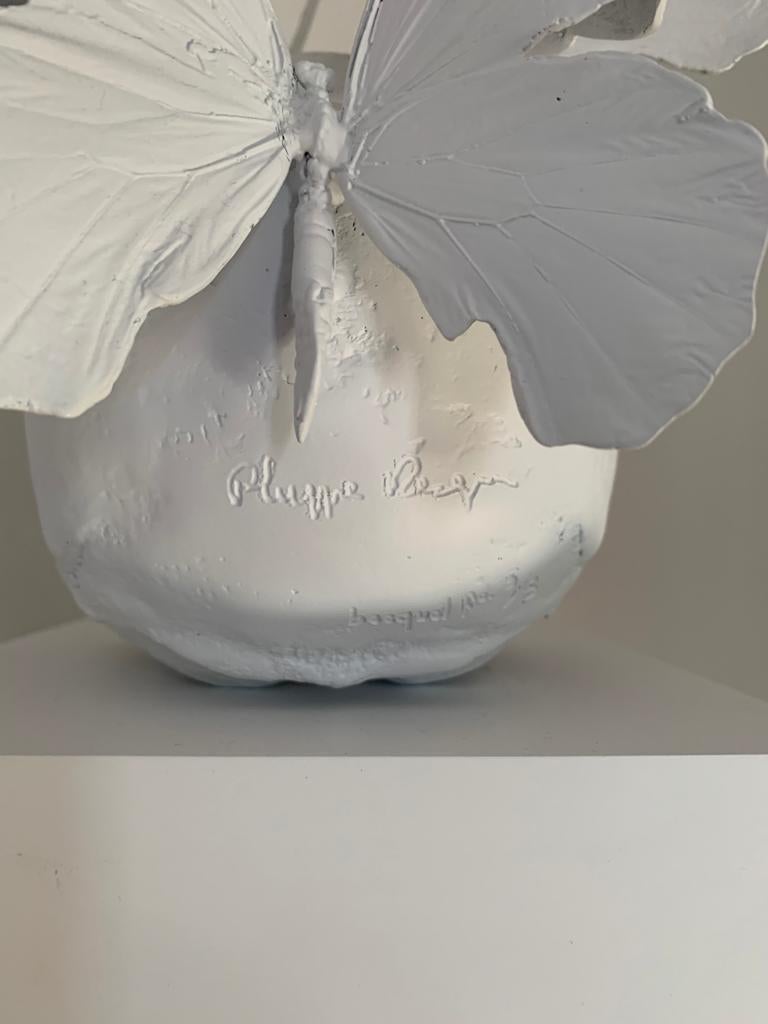 Coiffeuse avec papillons, bronze peint en blanc, édition limitée 2018 - Or Figurative Sculpture par Philippe Pasqua