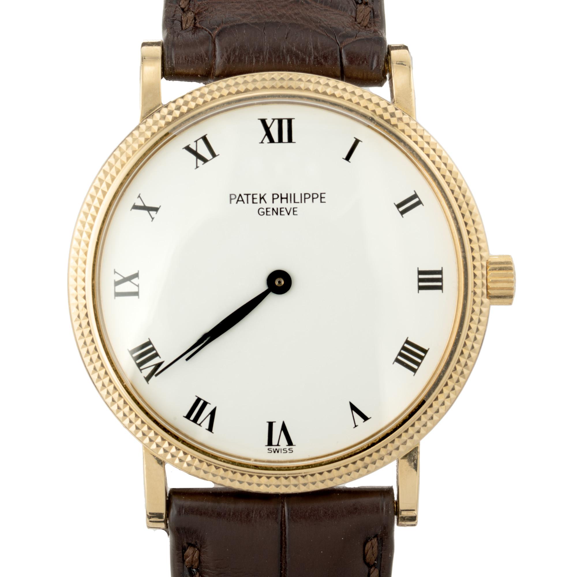La montre-bracelet pour homme Philippe Patek en or jaune Calatrava à micro-rotor et Clous de Paris est un chef-d'œuvre intemporel qui respire l'élégance et la sophistication. Boîtier rond en or jaune 18 carats avec cadran blanc et chiffres romains