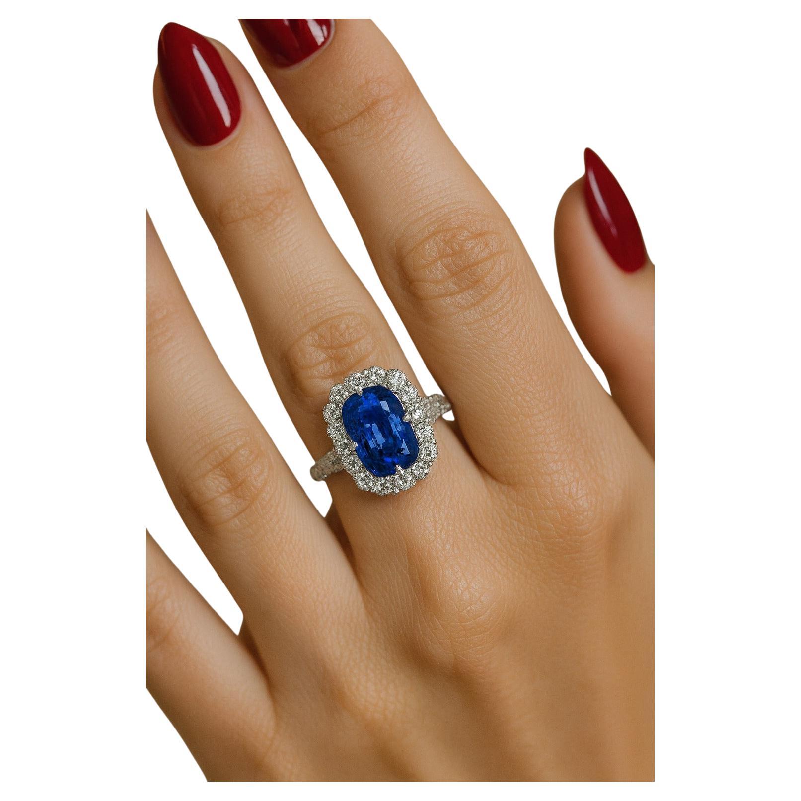 Philippe Petra Bague à grappes de saphirs bleus royaux et de diamants de 4,70 carats

Une bague contemporaine absolument magnifique, composée de saphirs et de diamants, signée par le célèbre designer hongkongais Philippe Petra, dont les créations
