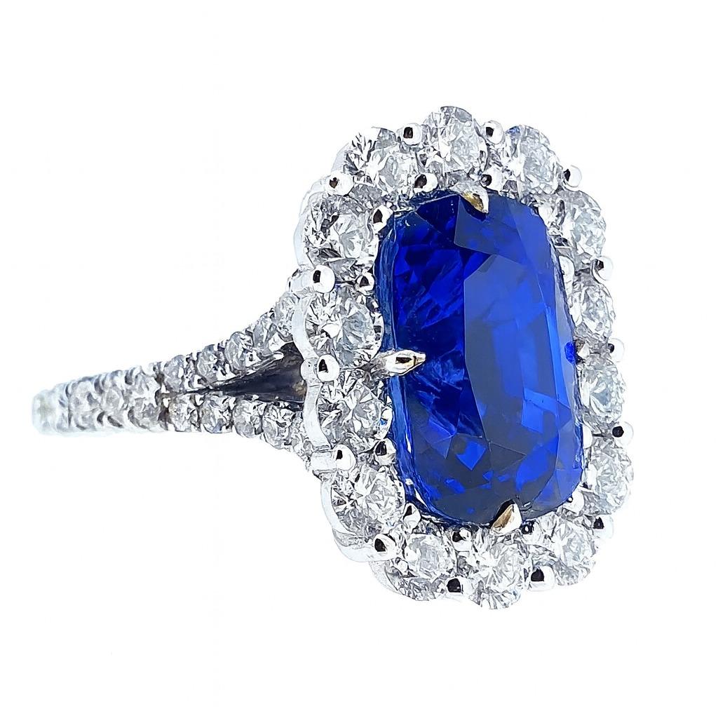 Taille coussin Philippe Petra Bague à grappes de saphirs bleus royaux et de diamants de 4,70 carats en vente