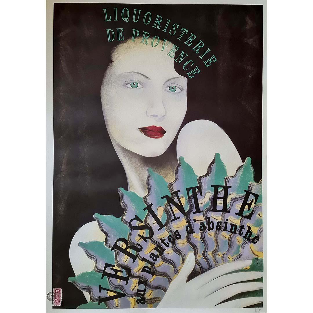 L'affiche publicitaire originale de Philippe Sommer pour la Liquoristerie de Provence, datant de 1990, présente la Versinthe, une liqueur unique infusée avec des plantes d'absinthe. Limitée à seulement 550 exemplaires, chaque affiche est signée à la