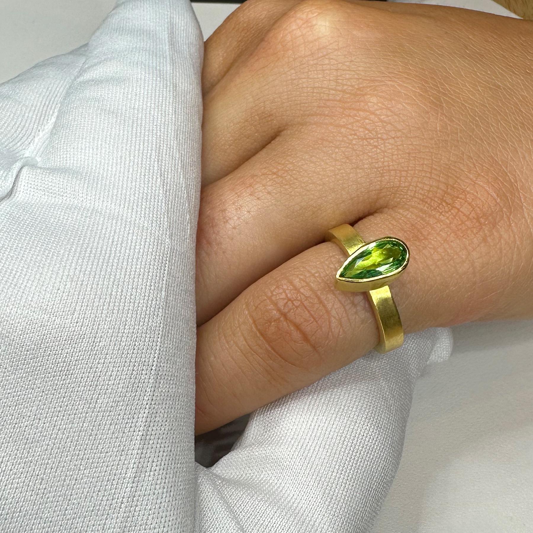 PHILIPPE SPENCER 1.02 Ct. Rare Tsavorite in 22K and 20K Gold Statement Ring In New Condition For Sale In Key West, FL