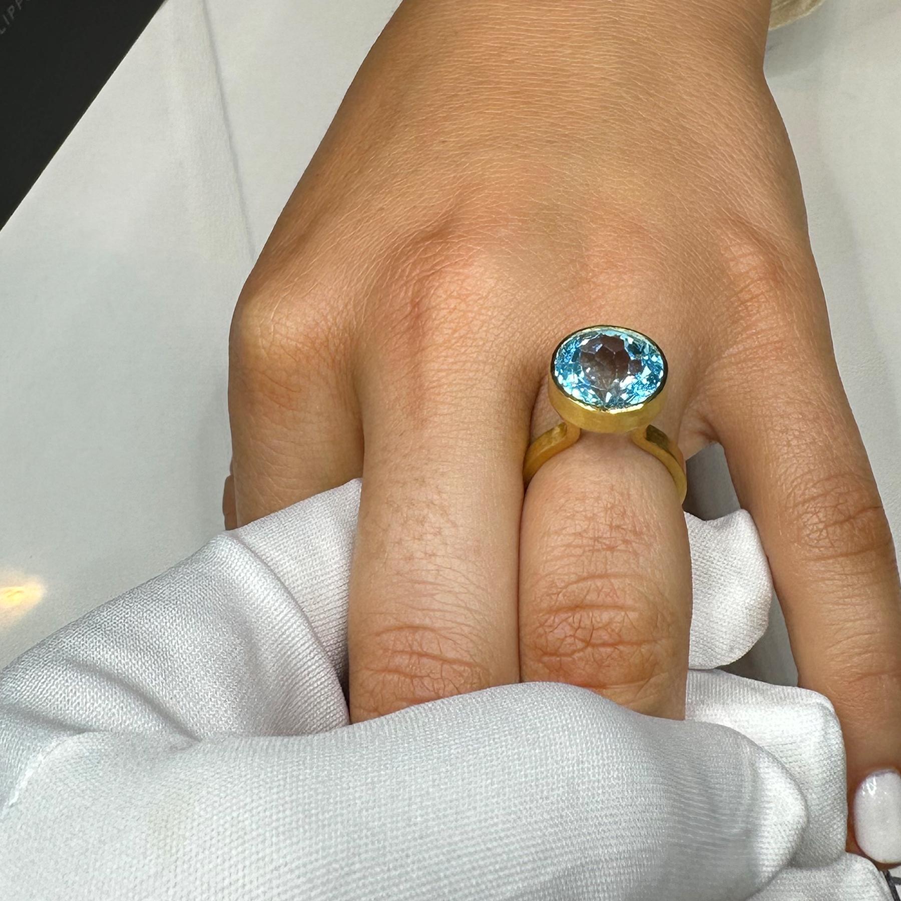 PHILIPPE SPENCER 11.05 Ct. Blue Topaz in 22K and 20K Gold Statement Ring In New Condition For Sale In Key West, FL