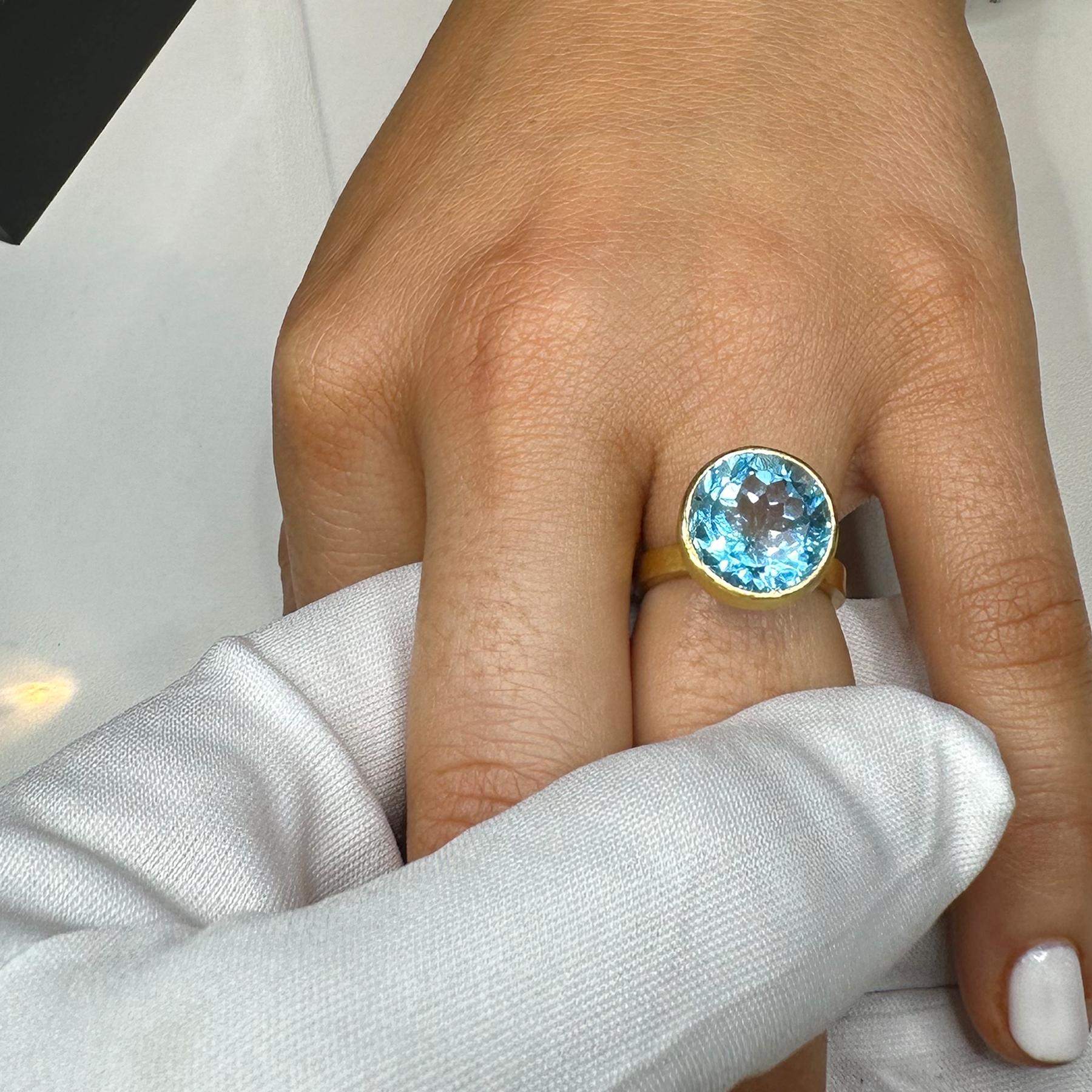 Women's PHILIPPE SPENCER 11.05 Ct. Blue Topaz in 22K and 20K Gold Statement Ring For Sale