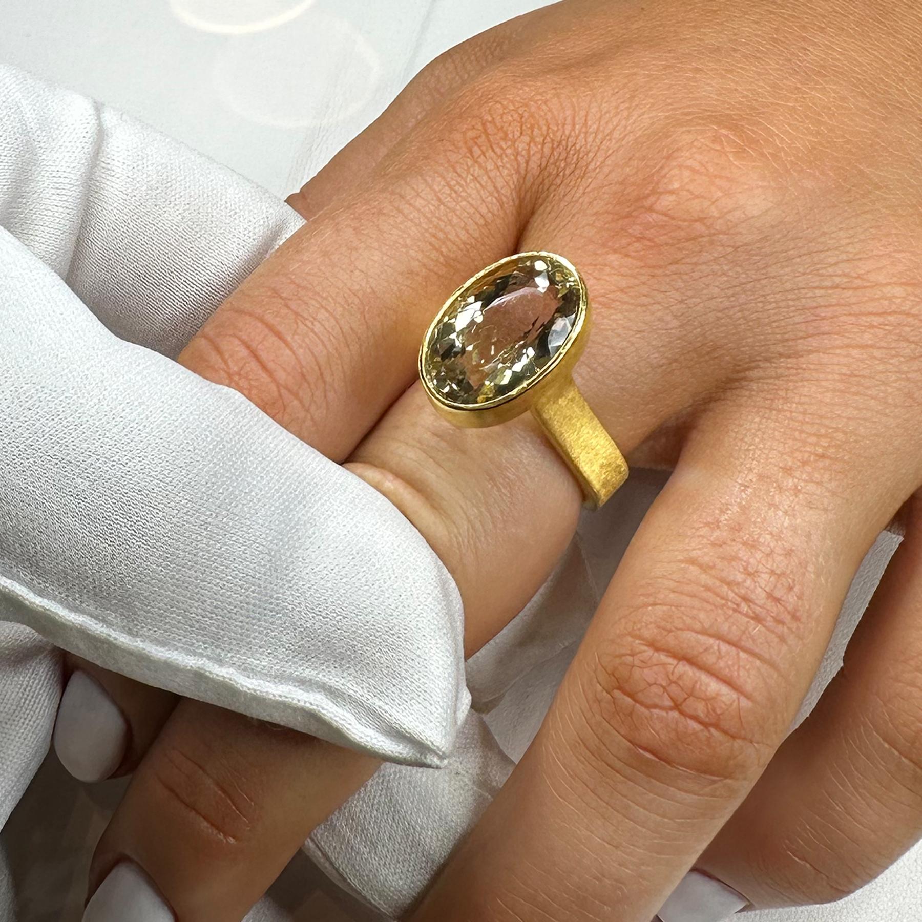 PHILIPPE SPENCER 11.1 Karat. Statement-Ring mit zweifarbigem Turmalin in 22 Karat Gold gefasst Damen im Angebot